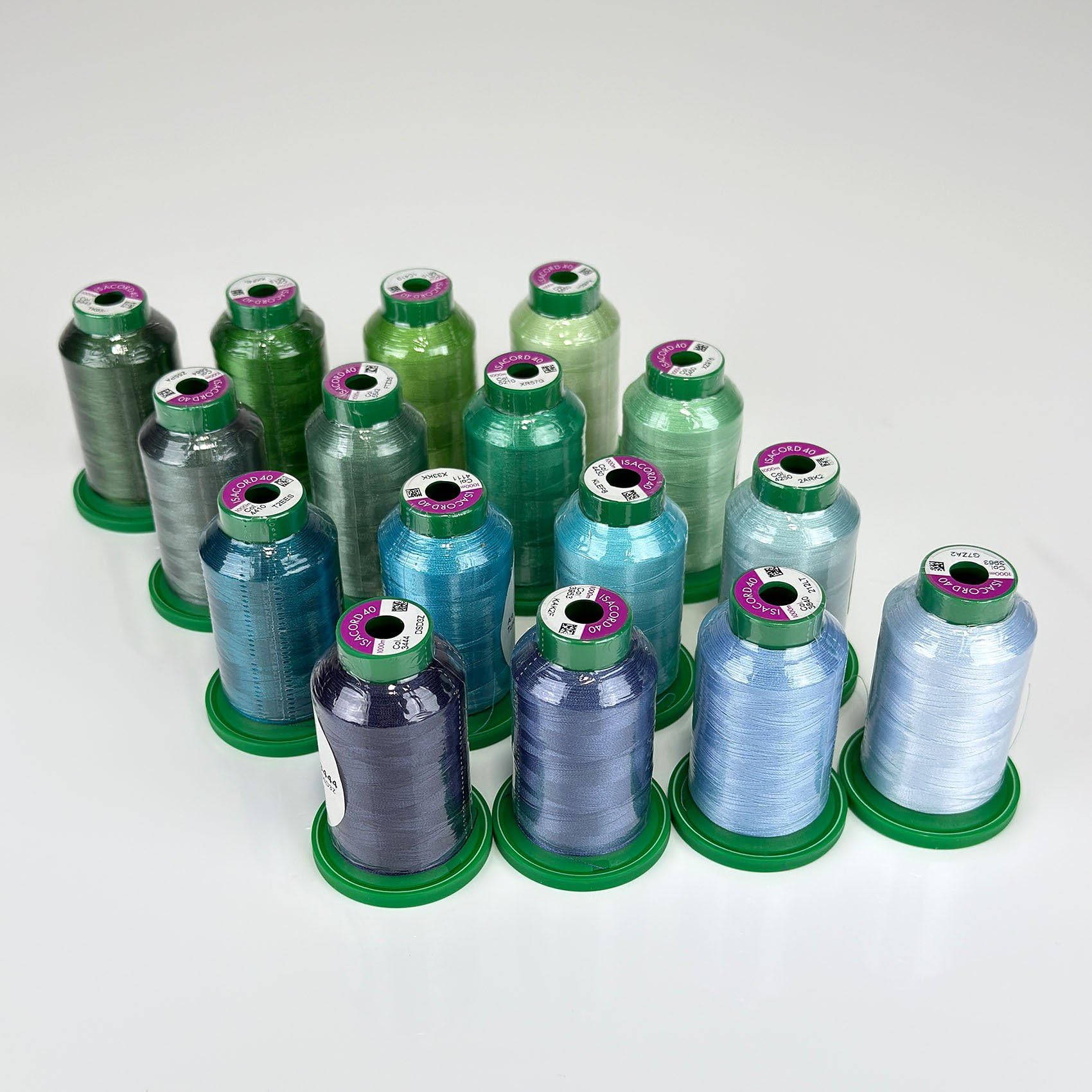 Amann Garnbox gefüllt mit 16 Konen Amann Isacord-Maschinen-Stickgarn (je 1000m) (grün/blau/aqua/türkis) 0,005€/m