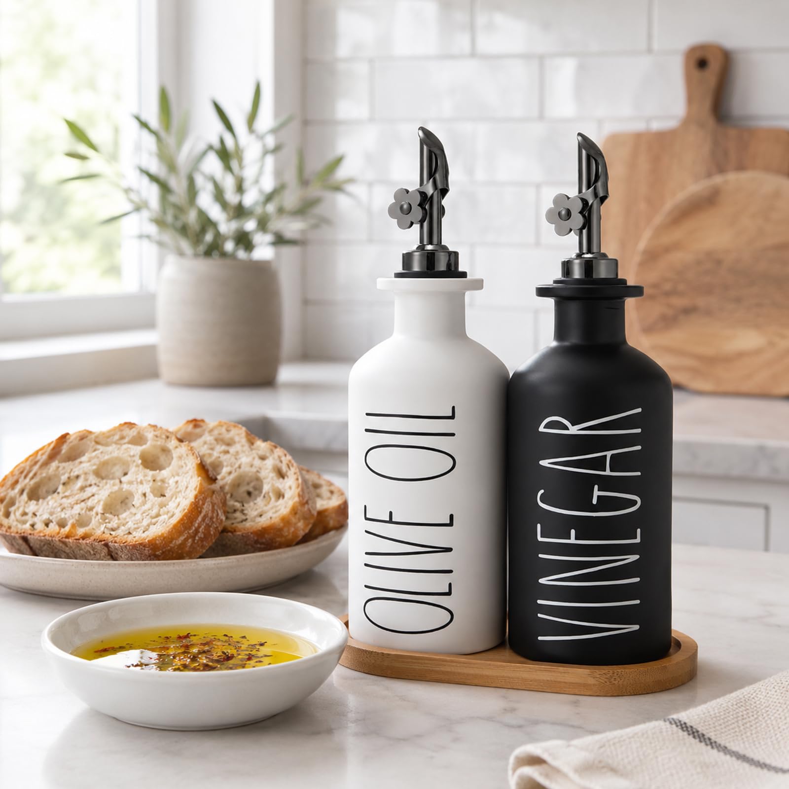 HOMCDALY Premium Olivenölspender für die Küche, Glasölflaschen mit Bambus-Tablett, Öl- und Essig-Menage-Set, Küchenspenderflaschen mit Ausgießer, 335 ml, Schwarz, Weiß, 2 Stück