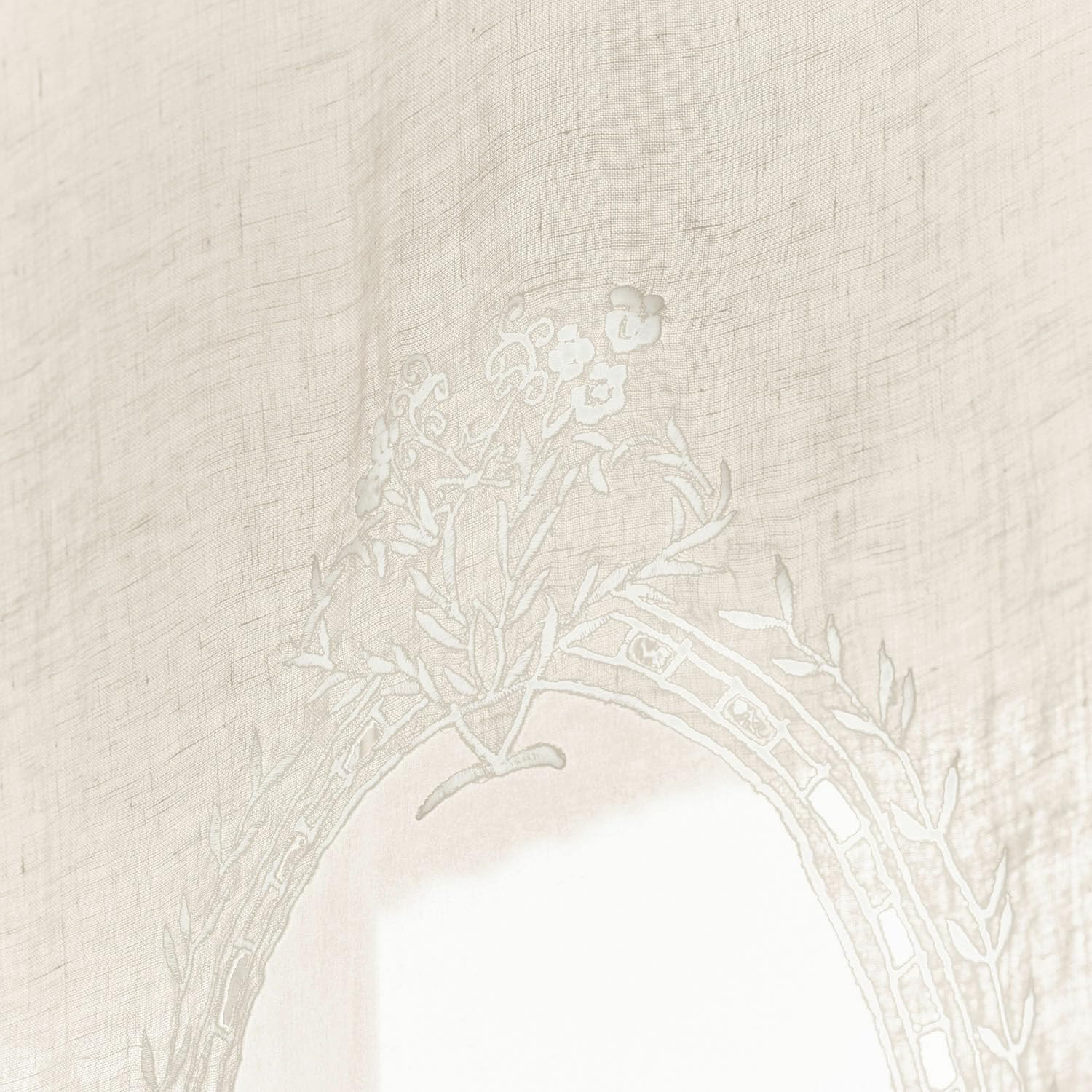 Loberon Gardine Loiret, Creme | romantisch verspielter Look - mit verlaufendem Hohlsaum - mit wertvoller Medaillon-Stickerei - Vorhang - Fernsterdekoration