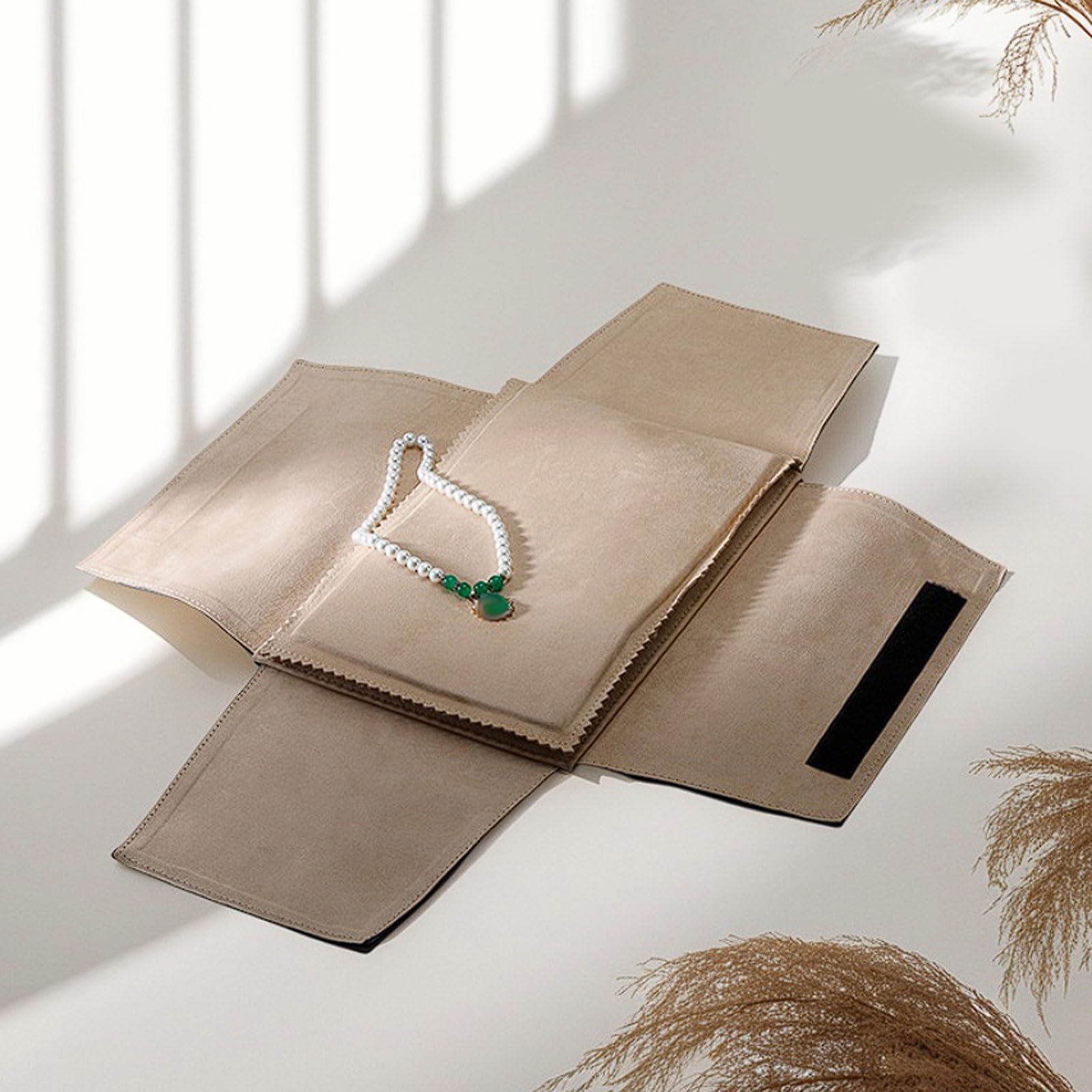 Pochette à bijoux rectangulaire en cuir, doublée de daim, idéale for ranger bijoux de soirée, perles et chaînes. Emballage cadeau