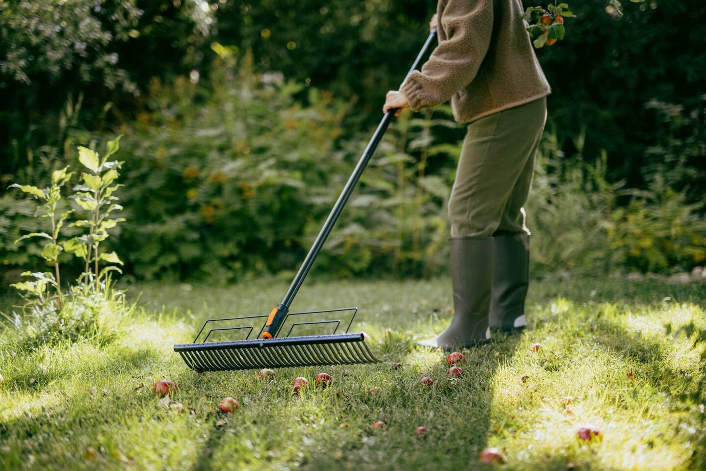 Fiskars OneClick Rastrillo para Césped | Cambio sin esfuerzo con un solo clic, acero al carbono, negro/naranja, 1080680