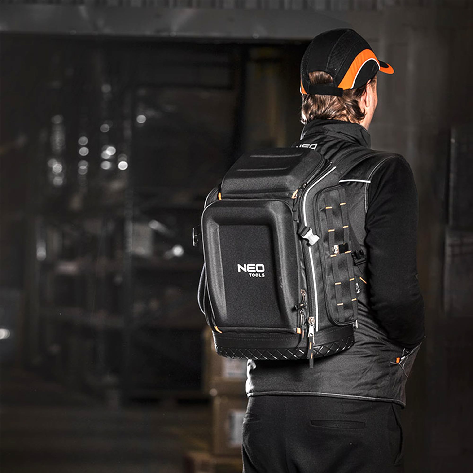 NEO TOOLS Sac à dos à outils 20 l I Poches pour accessoires | Sac à dos à outils avec fond en caoutchouc, sac à dos robuste avec renfort pour électriciens, plombiers, travailleurs d'entretien 26