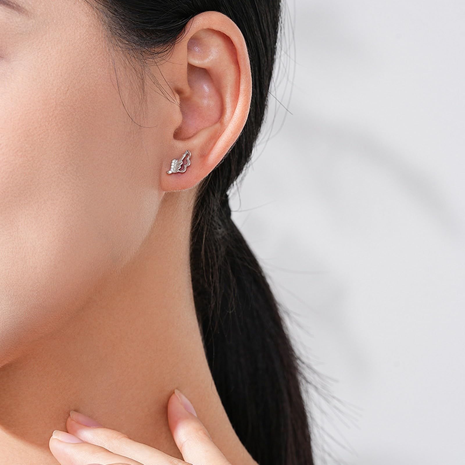 Pendientes de tuerca de oro blanco para mujer, diseño de alas de ángel huecas de oro blanco de 14 quilates con moissanita redonda, cartílago de hélice, aretes para mujer, madre, esposa, hija