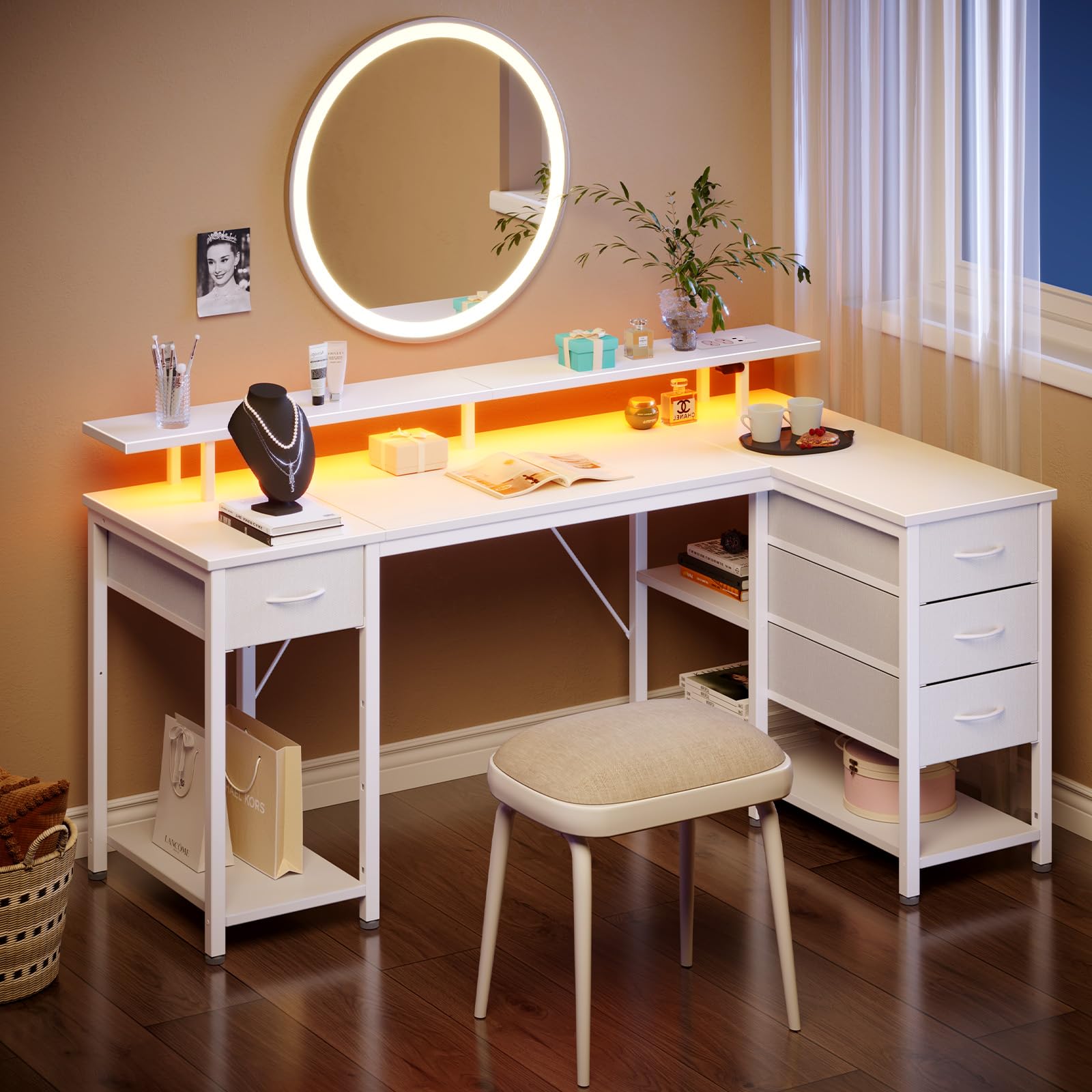 Seventable Bureau d’Angle en L 140 cm avec LED, Ports USB et Prise, tiroirs modulables et Support écran – Bureau Informatique Moderne avec rangements, Blanc