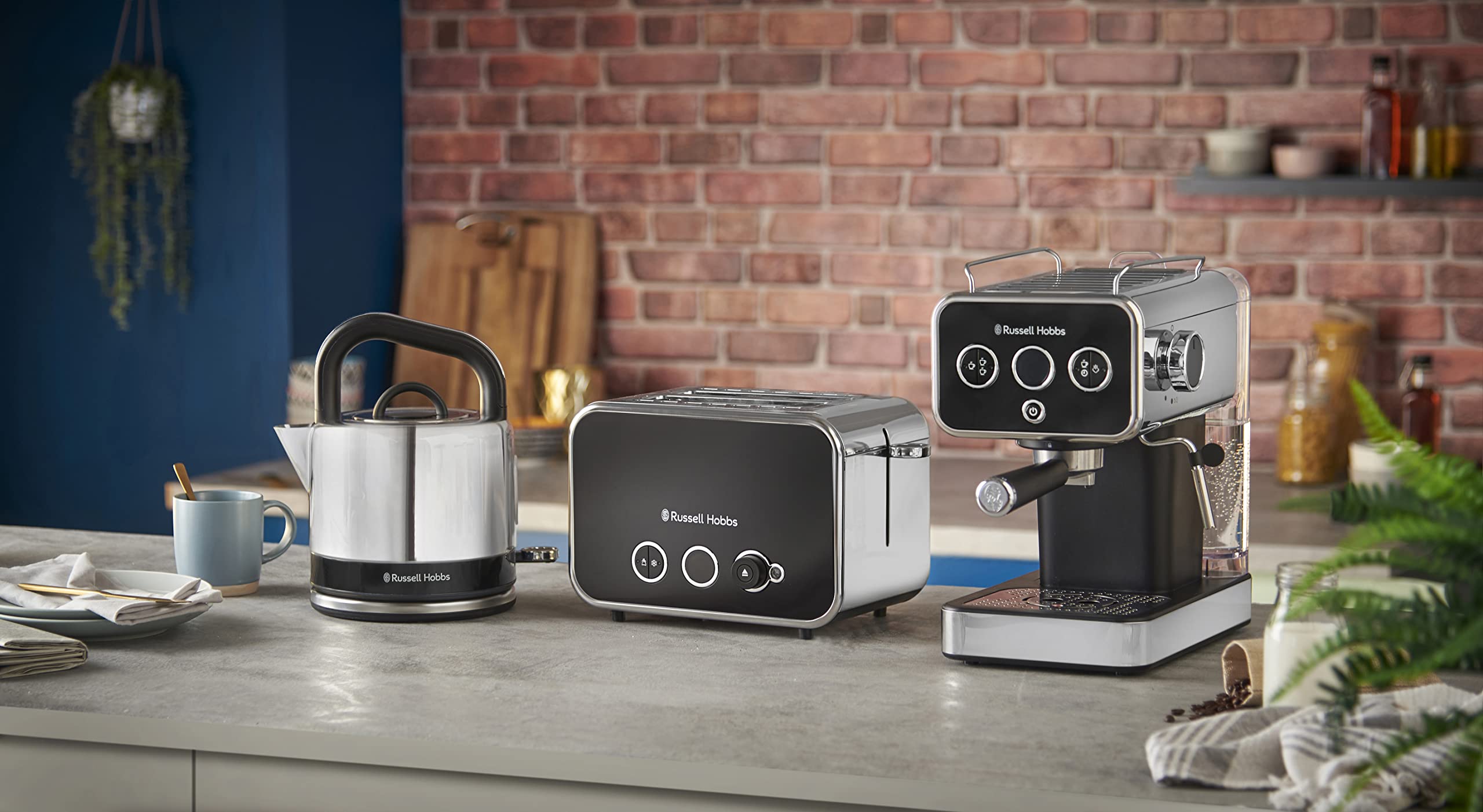 Russell Hobbs czajnik elektryczny, strefy szybkiego gotowania, kontroler strix,szczotkowana stal nierdzewna, idealny kształt dziubka, ergonomiczny, pojemność 1,5L, 2400W, czarny, Distinctions 26420-70