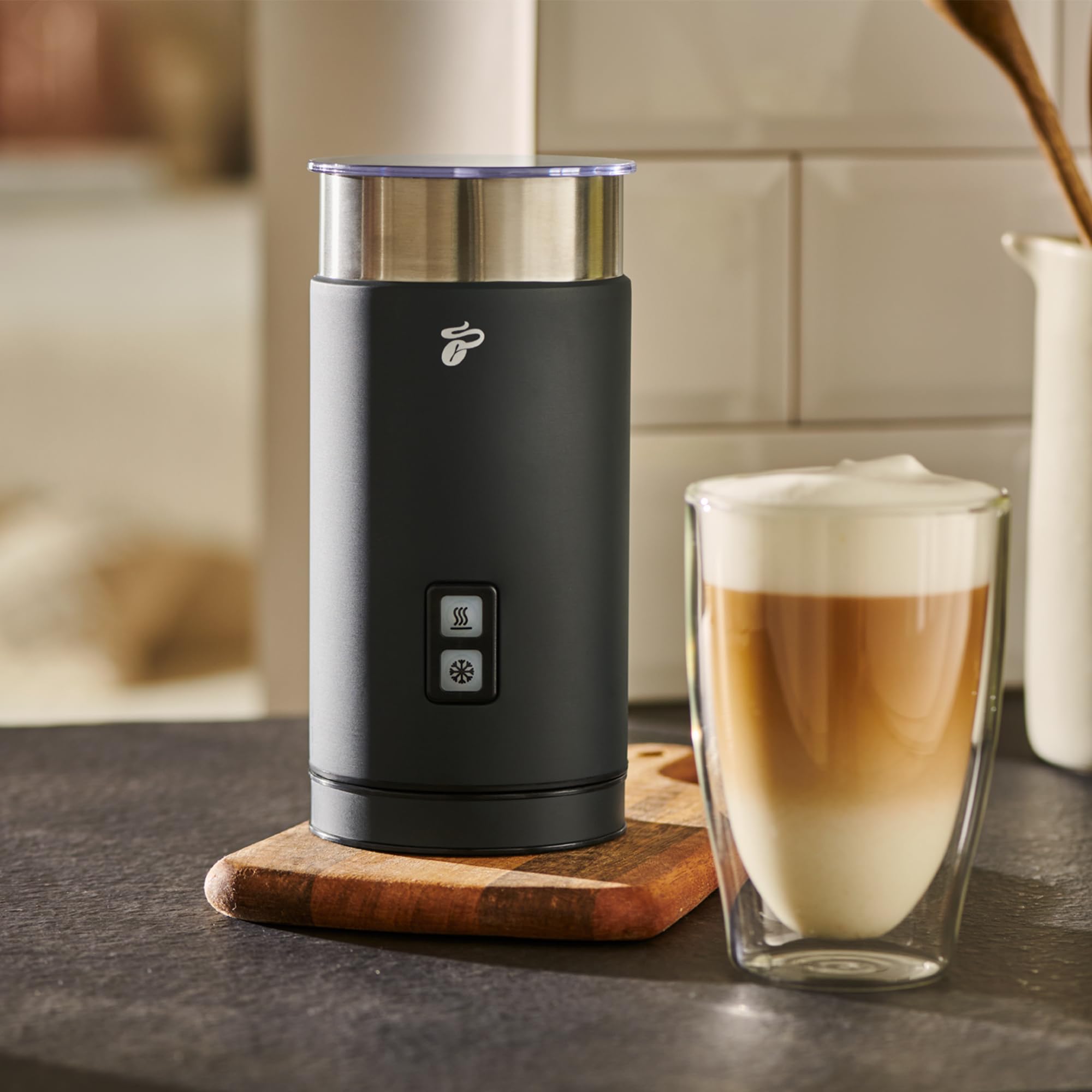 Tchibo elektrischer Milchaufschäumer, 130ml Fassungsvermögen, aus rostfreiem Edelstahl, Antihaftbeschichtung, warmer und kalter Milchschaum, für Latte Macchiato, Cappuccino und Kakao (Schwarz)