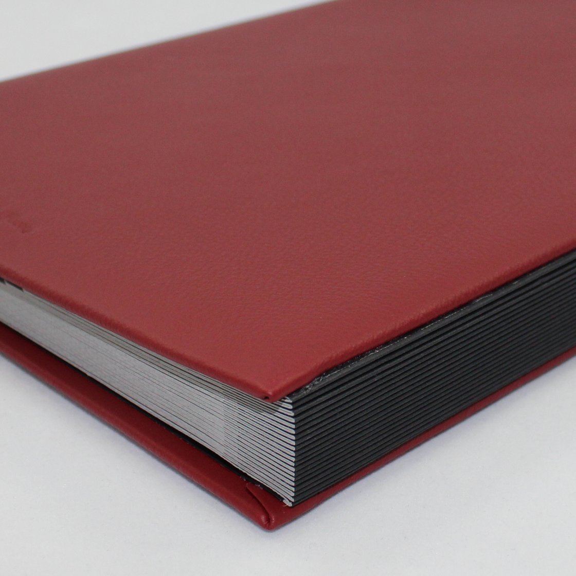 Unterschriftenmappe aus glattem Vollrindleder in Bordeaux, Softcover, dehnbarer Rücken, 20 Register-Trennblätter aus stabiler grauer Kartonage, Aufnahme von DIN A4, Prägungen auf Anfrage