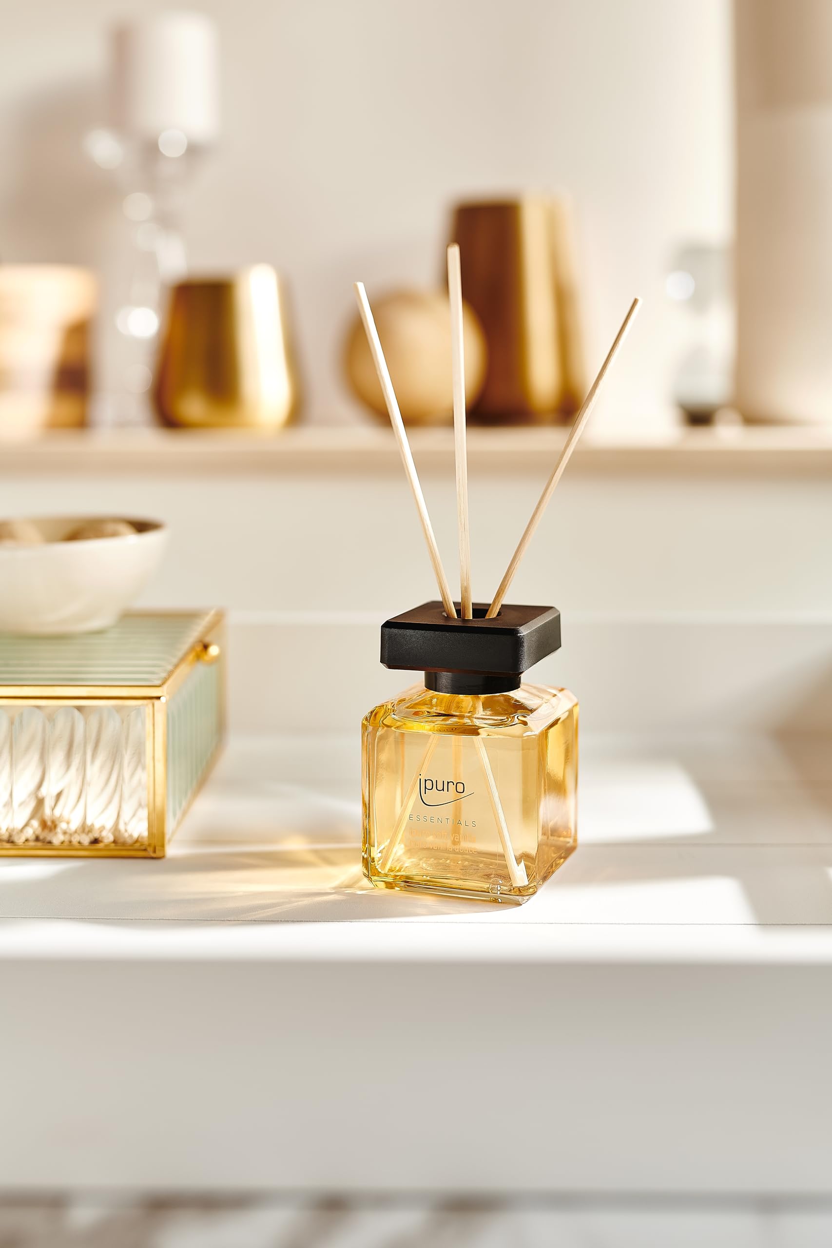 ipuro - Essentials - Profumo per ambienti Soft Vanilla da 50 ml | Deodorante per ambienti con vaniglia, legno di sandalo, liquirizia, fiori di pesca e caramello | Diffusore con bastoncini | Deodorante