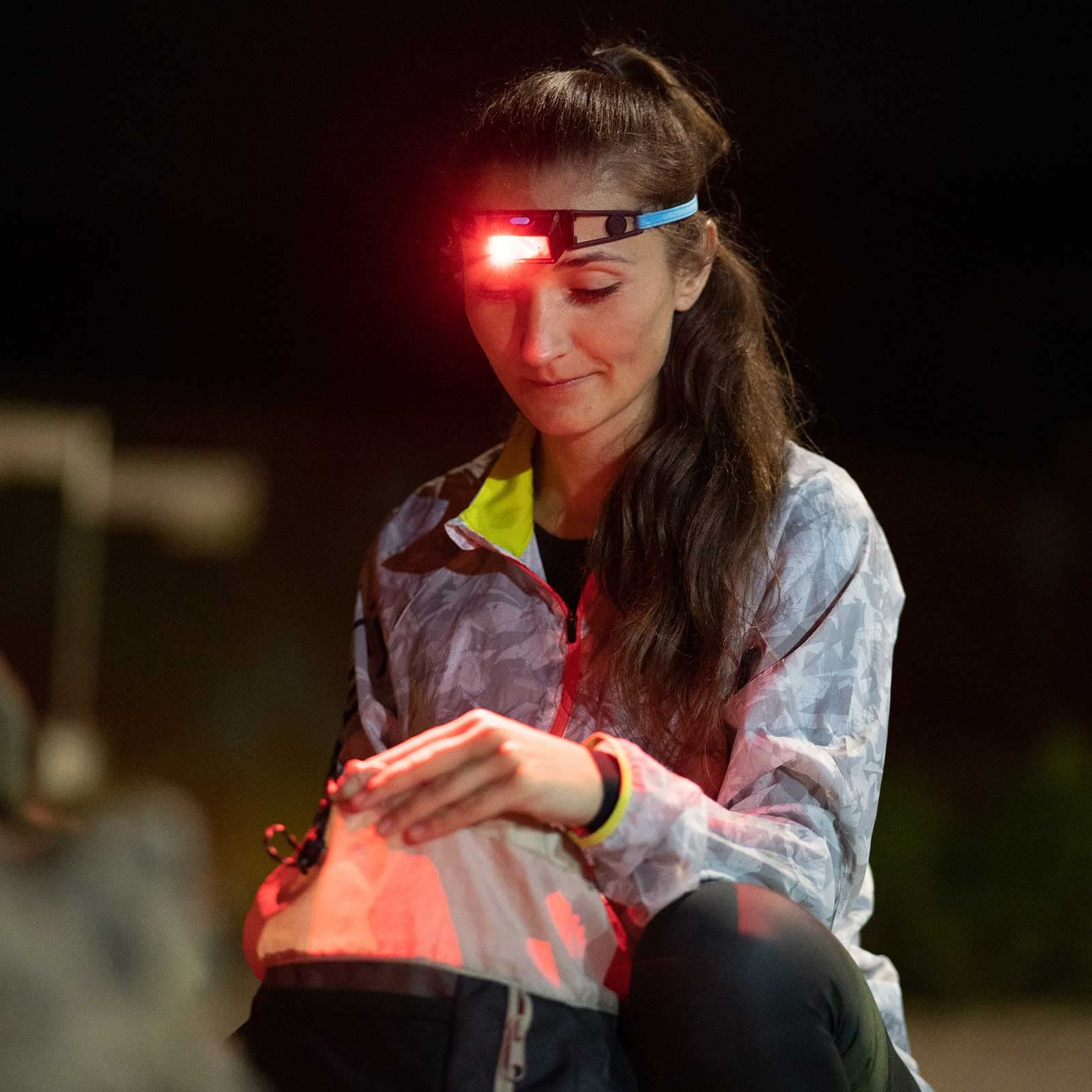 Ledlenser NEO1R LED Stirnlampe zum Joggen, Lauflampe, Lauflicht, 250 Lumen, kompakt, ultraleichte 39g, Nah- und Fernlicht, wiederaufladbar, reflektierendes Stirnband, rotes Frontlicht, weiß/Lime | bis zu 15h Leuchtdauer, 80m Leuchtweite, Taschenformat, Ro