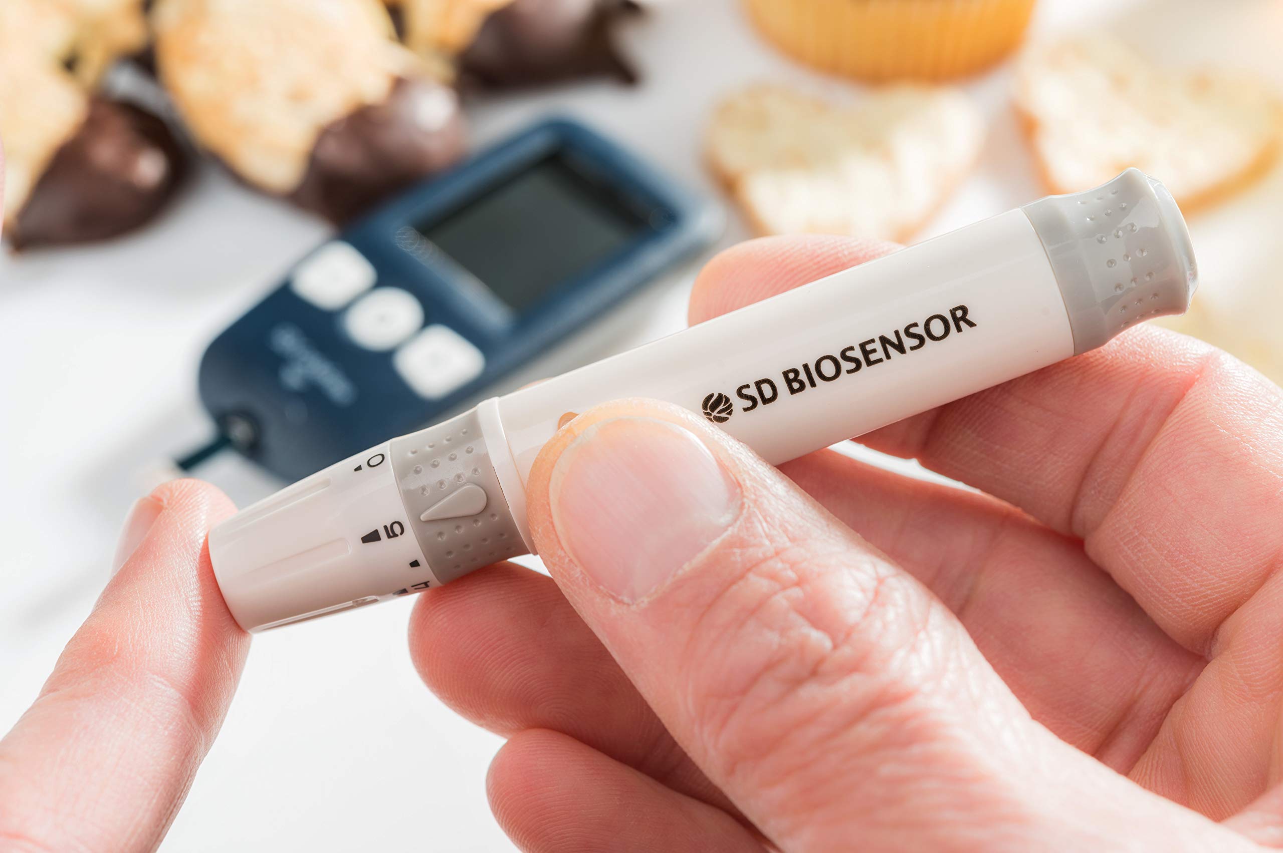 SD CodeFree Blutzuckermessgerät Set mit Teststreifen + 50 Blutzuckerteststreifen im Sparpack zur Diabetes-Kontrolle