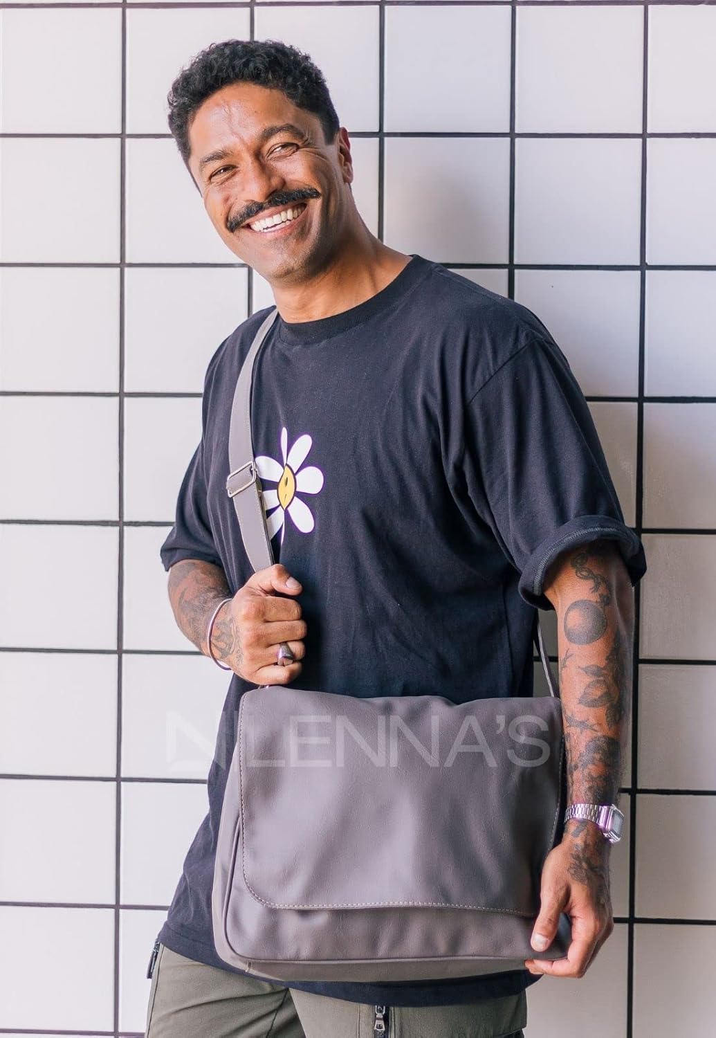 Pasta Lenna’s Carteiro em promoção! Veja a oferta e mais achadinhos de Mochilas & Pastas Masculinas 6 Hoje é o melhor dia para comprar Pasta Lenna’s Carteiro com aquele preço maroto! Promoção! Aproveite a oferta! 6