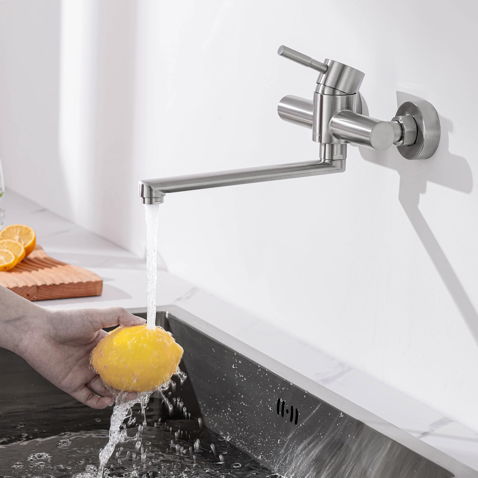 Grifo de Pared, Grifo de Cocina Montado en la Pared, Giratorio 360 Grados, Fabricado en Acero Inoxidable, Monomando para Fregadero, Agua Fría y Caliente, Acabado Cepillado