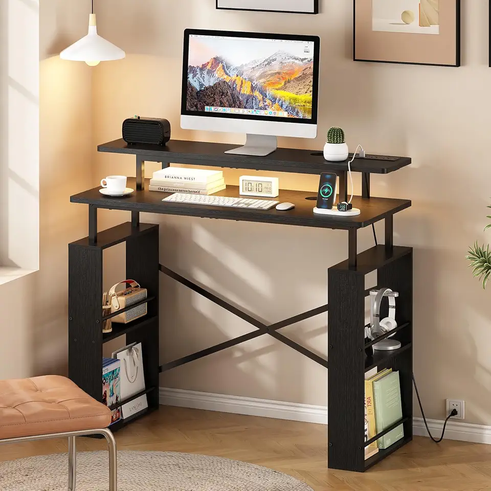 Escrivaninha Mesa para Computador, Mesa para Escritório de 2 Níveis com Tomada Integrada e Espaço de Armazenamento Lateral, Ideal para Home Office e Jogos, Cor Preta