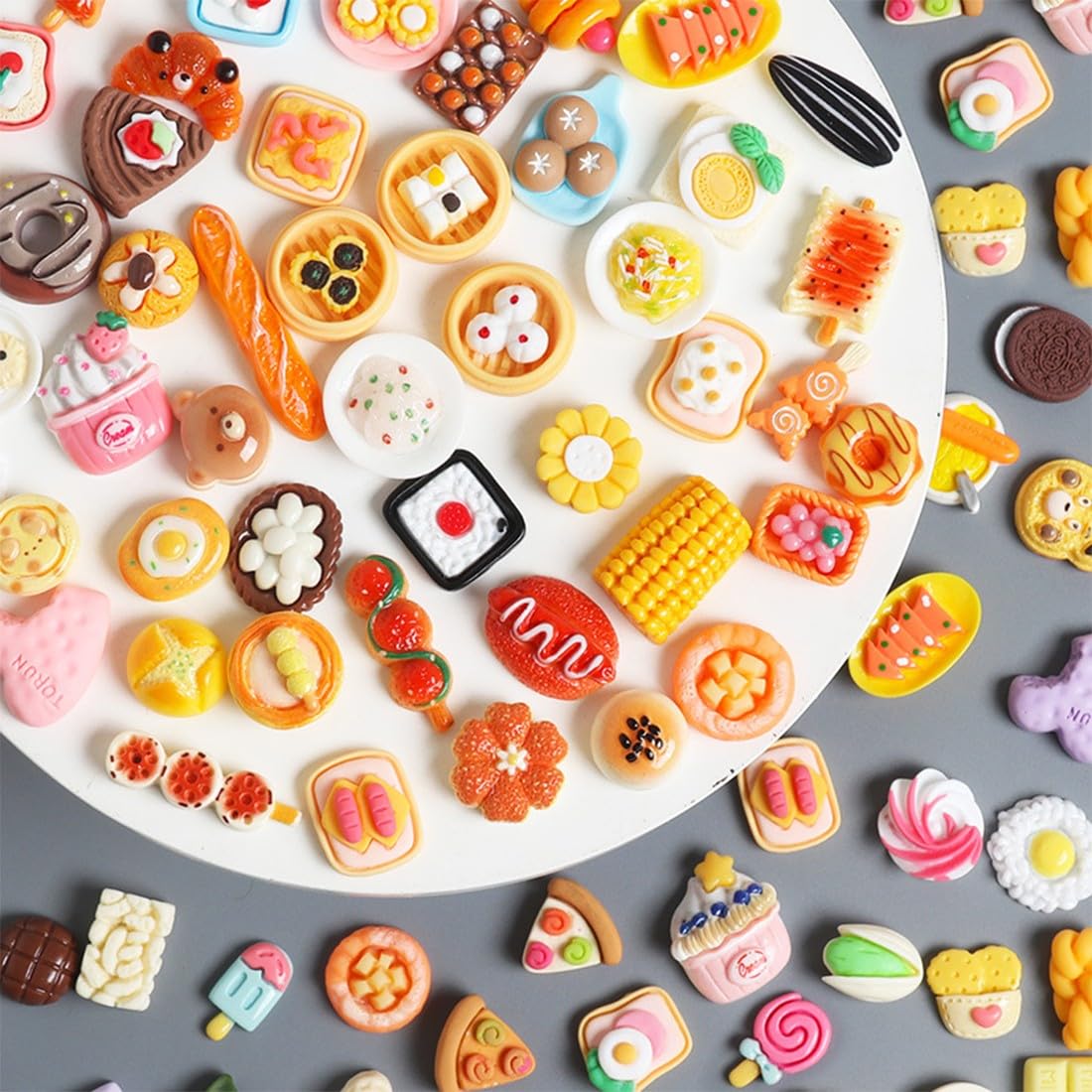 50 Piezas Comida y Bebida Miniatura, Accesorios para Casa de Muñecas, Set de Alimentos Miniatura, Mini Cocina, Accesorios para Muñecas Pequeñas, Vajilla de Juguete, Estilos Aleatorios