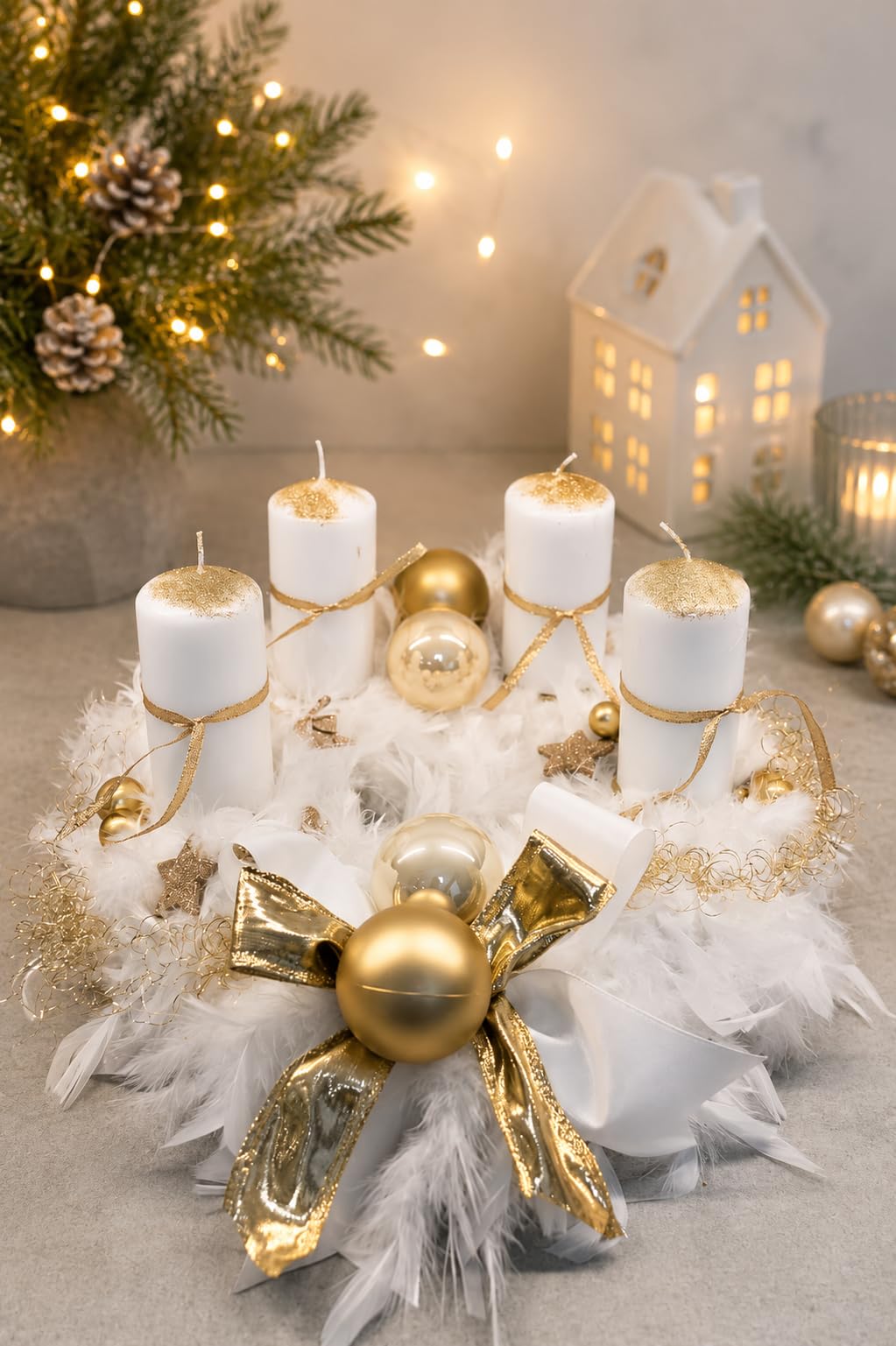 Adventskranz Federn weiß Gold Natur 40 cm künstlich Weihnachten Adventsgesteck Küche, Haushalt & Wohnen