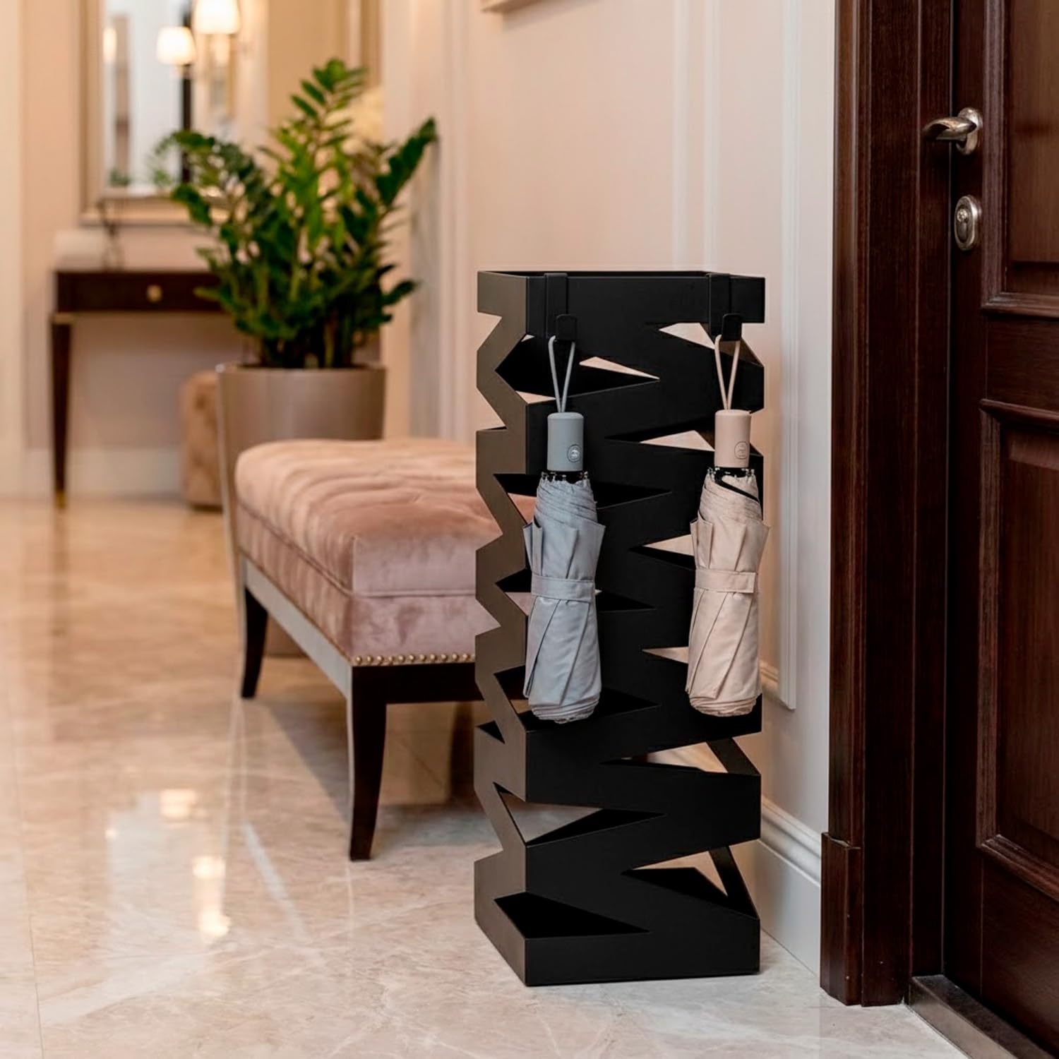Portaombrelli In Acciaio Zincato Con Intarsi Decorativi Porta Ombrelli Vaschetta Scolapioggia 2 Ganci Removibili Base Antiscivolo per Ingresso Casa Ufficio Design Moderno 49 x 15.5 x 15.5 Cm (Nero)
