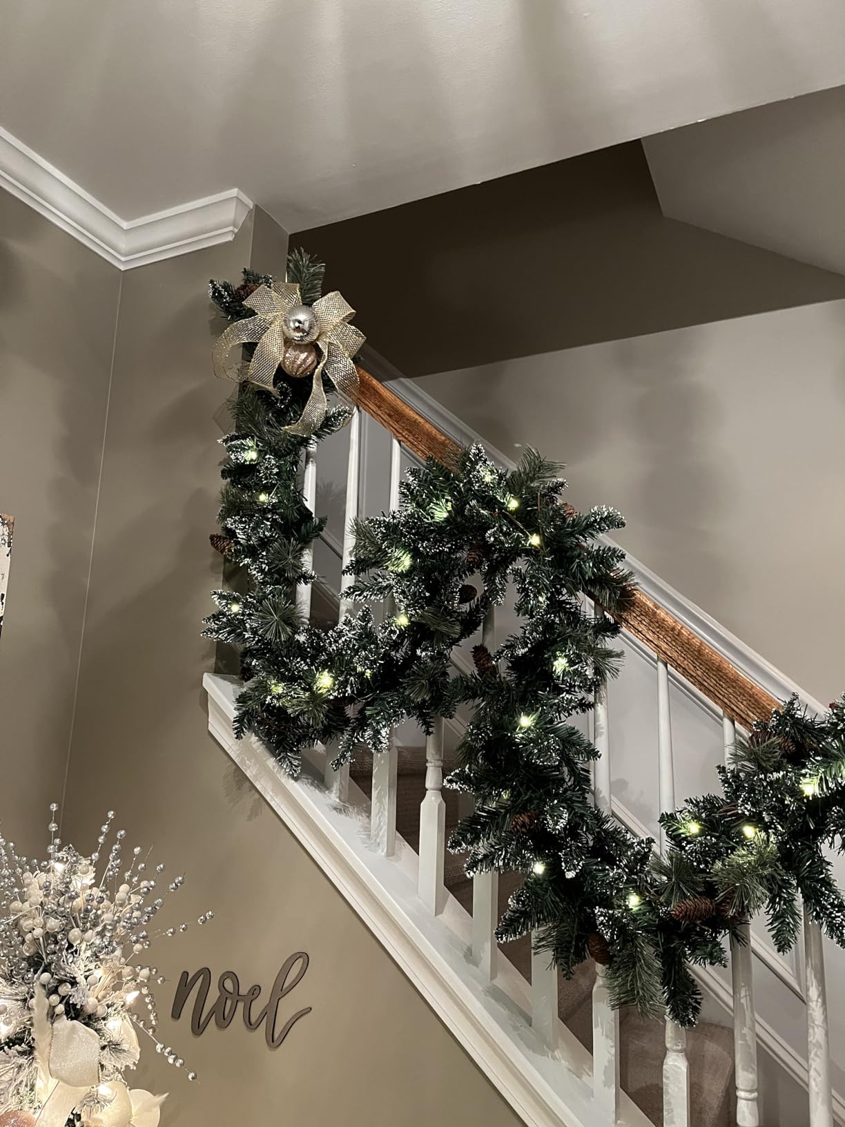 HomeKaren Ghirlanda natalizia preilluminata da 2,8 m con 50 luci a LED, pigna e neve, decorazione natalizia a batteria, per scale a mantello, interni ed esterni