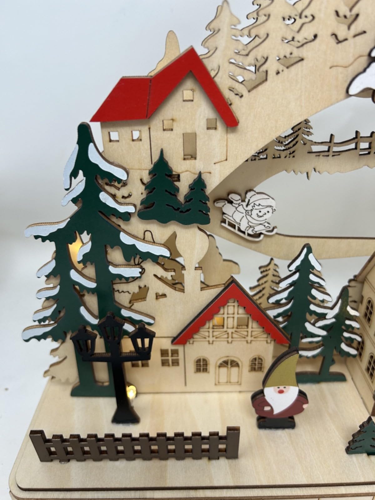 Village de Noël alpin en bois - Décoration de table à LED - 41 cm - Fonctionne sur une minuterie - Fonctionne avec piles