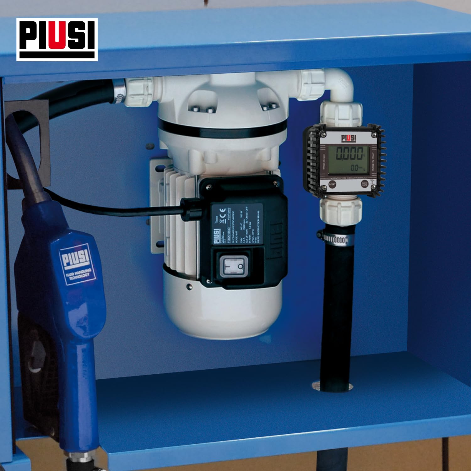 Piusi Digitales Turbinen-Durchflussmessgerät für Adblue/Wasser mit Anzeige für Durchflussraten bis zu 120 l/min, Druck 10 bar, Anschluss M/F 1” BSP und 4-Richtungen drehbares Display | K24 F0040710A