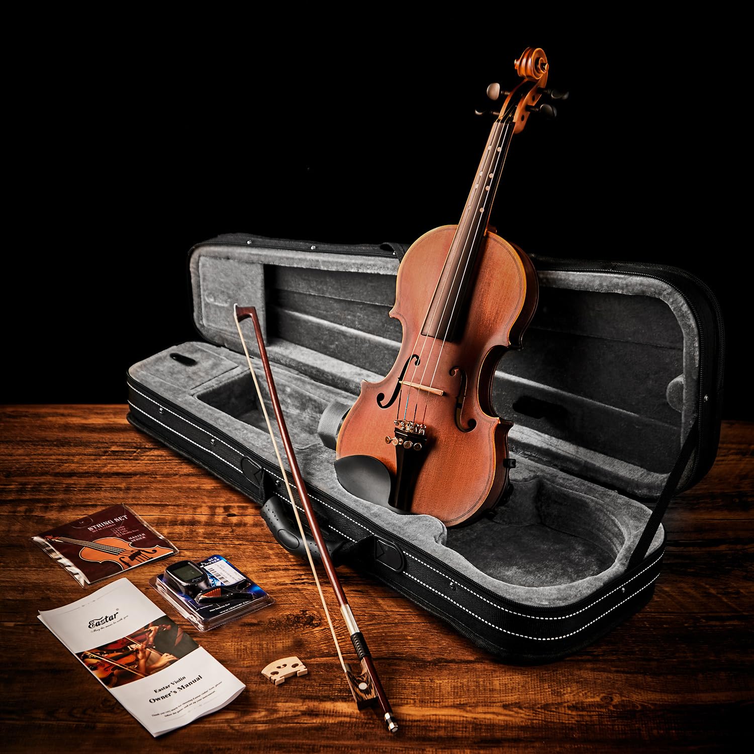 Il violino Eastar EVA-3 4/4 presenta una finitura opaca ed è adatto a principianti adulti. Viene fornito con custodia rigida, spalliera, archetto, accordatore e corde di ricambio.
