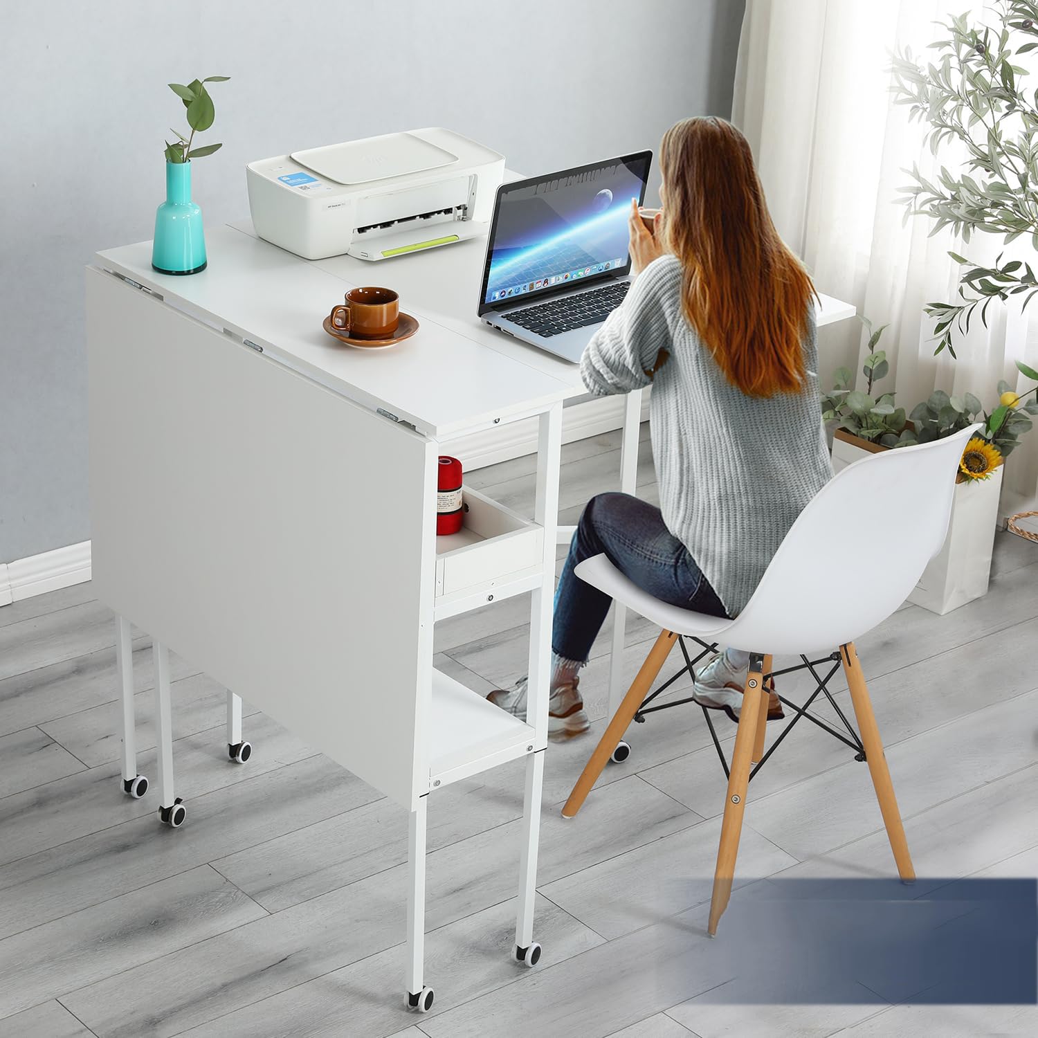 Table de Couture Pliante en Bois – Hauteur réglable – Table de Coupe Mobile – Table Pliante avec roulettes bloquables et Rangement – pour Atelier Couture, Salle créative, Bureau