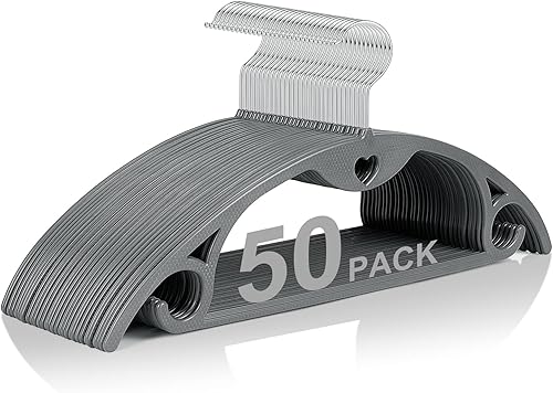 Paquete de 50 perchas de plástico grises sin golpes en los hombros, perchas ultrafinas para ahorrar espacio, perchas de plástico resistentes para