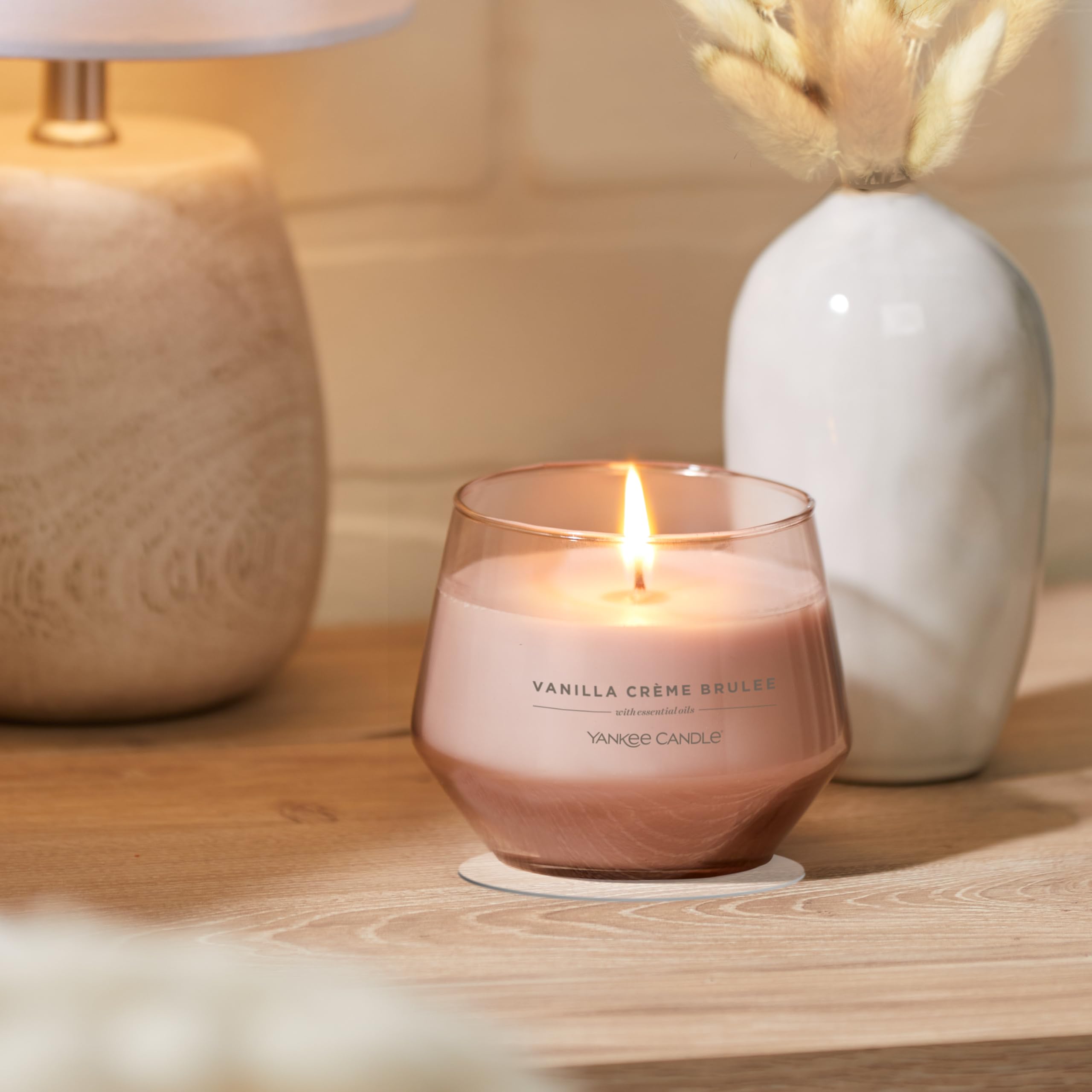 Yankee Candle Studio Vela perfumada | Vela mediana de vainilla crème brûlée | Larga duración: 35-50 horas | Elegante diseño de recipiente de cristal con cera beige | Regalos perfectos para mujeres