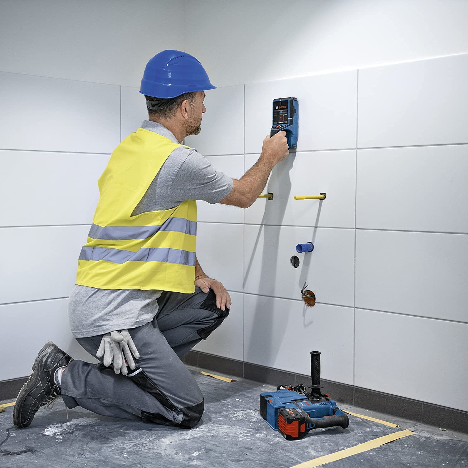 Bosch Professional system 12V: detektor D-tect 200 C (1 akumulator GBA 12V 2.0Ah, detekcja przewodów pod napięciem i nie pod napięciem, walizka L-BOXX)
