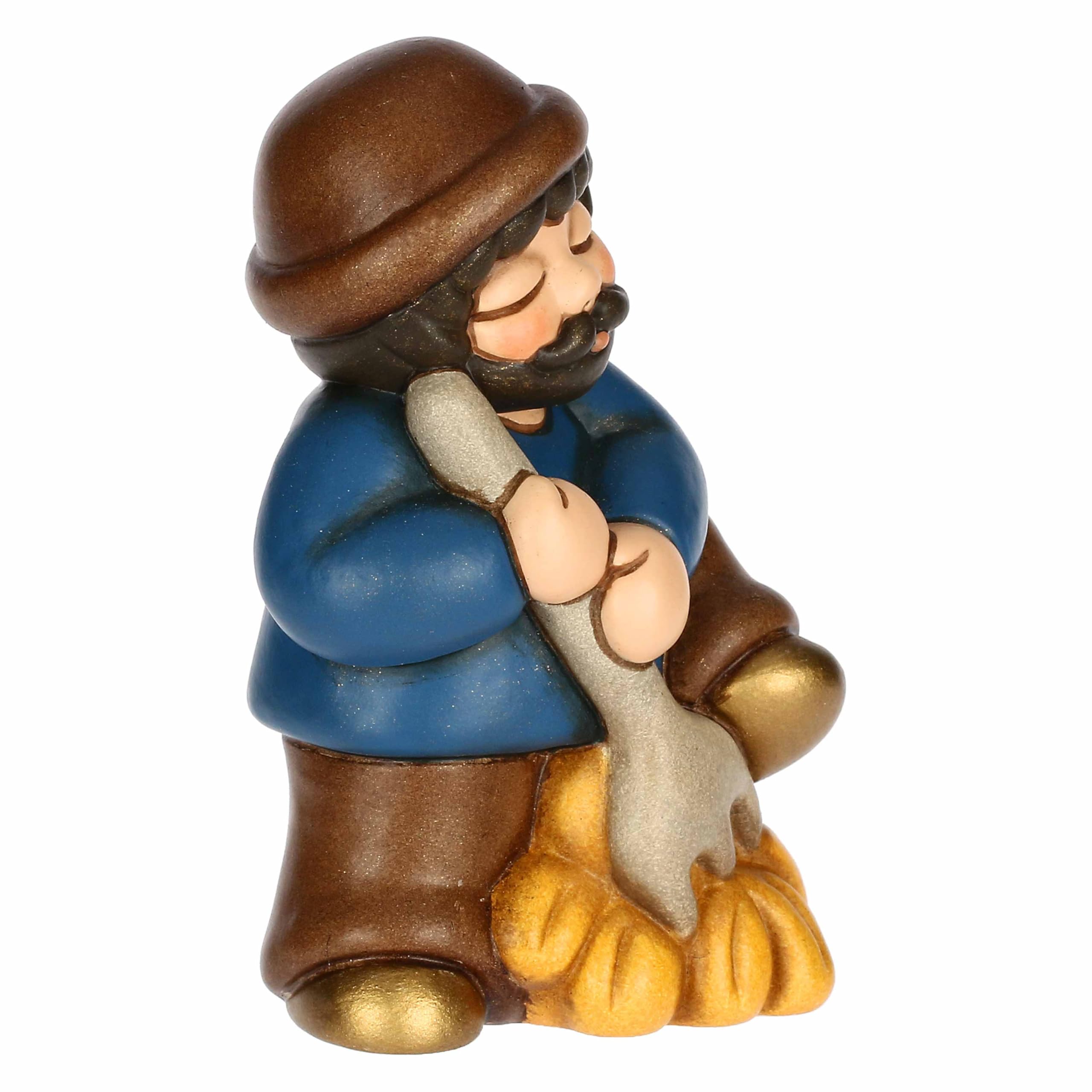THUN, Uomo con Forcone e Fieno Blu in Ceramica di Alta Qualità, Collezione Presepe Classico, Statuine per Presepe di Natale da Collezione, 5,2 x 4,3 x 7,9 cm