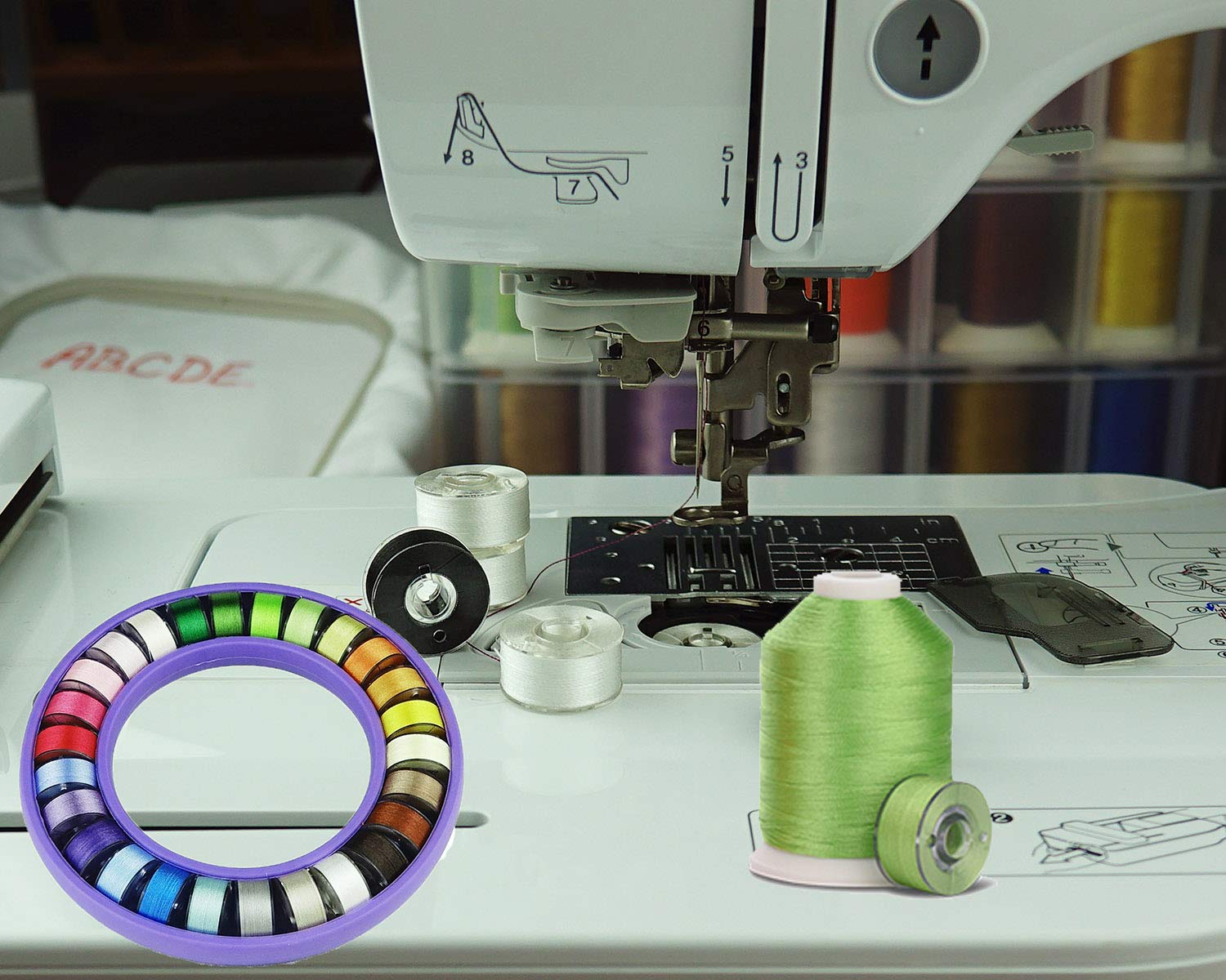 Simthread 27 Spulen Trilobal Polyester Stickmaschinengarn mit 27 sortierten Farben, vorgewickelte Spulen Größe A/SA156 für FSL auf Brother Janome Pfaff Babylock Singer Husqvaran Bernina etc.