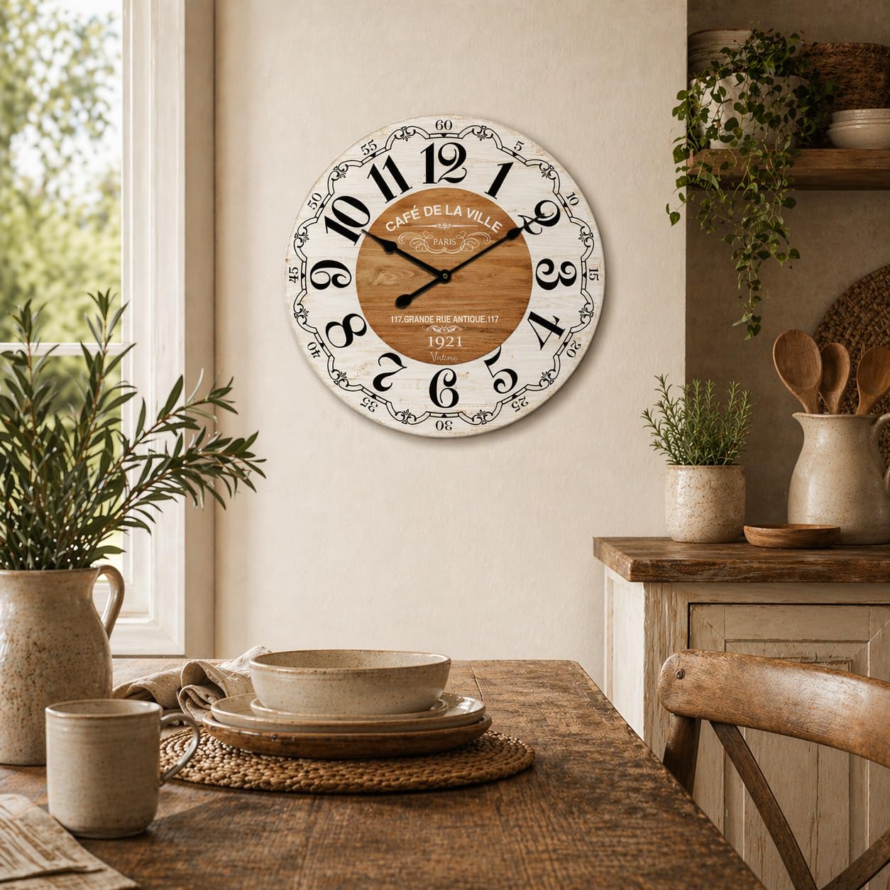 Orologio da parete grande 58 cm effetto legno – Design shabby chic stile francese, numeri grandi ben visibili, movimento silenzioso al quarzo, decorazione casa soggiorno cucina ufficio (Bianco)