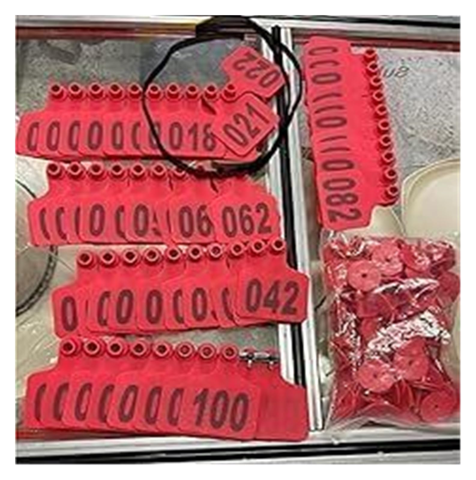 Plastikowa karta numerowa, oznaczenia zwierząt 100 szt. znaczników identyfikacyjnych dla zwierząt gospodarskich, znaczników uszu dla krów, bydła, owiec, kóz, świń, świń, etykiet oznaczeń(Red,401-500)