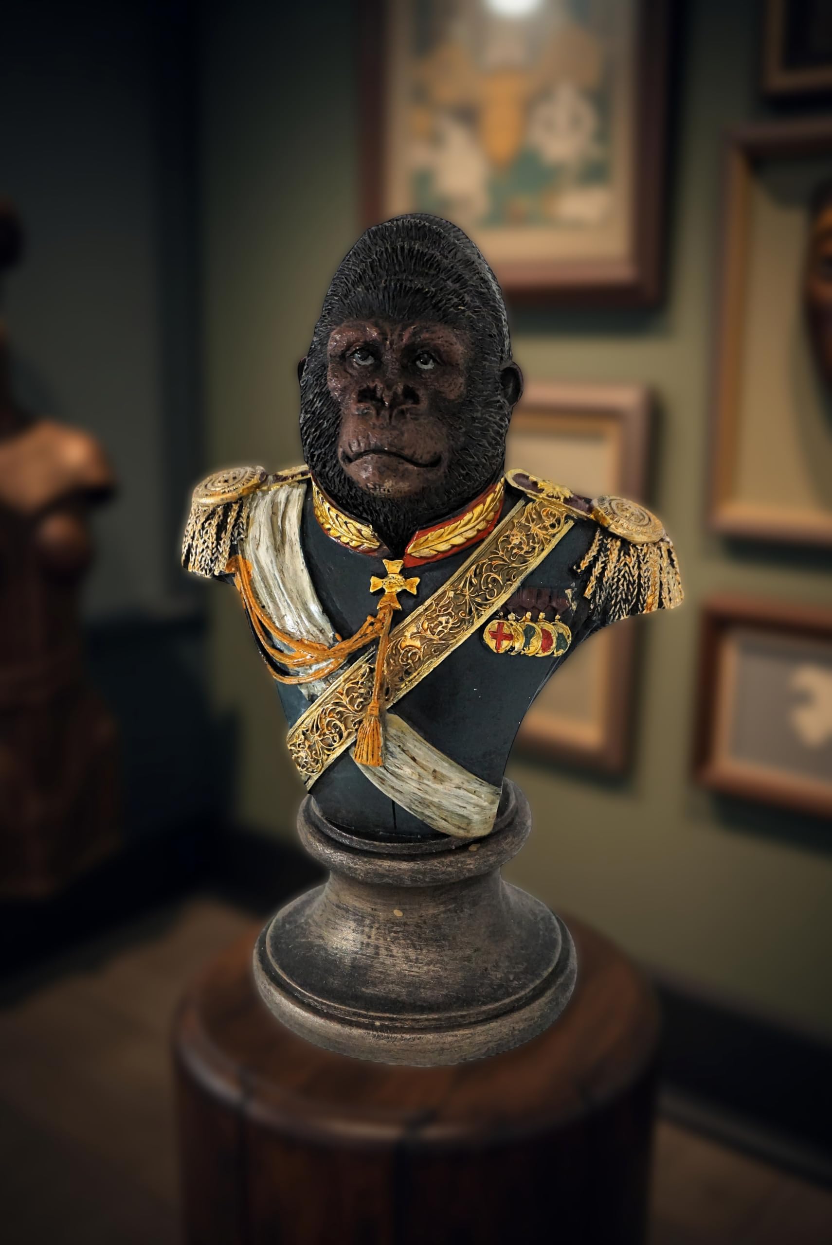 Gorilla Military Bust Statue – Decorative Ape Sculpture in Royal Uniform – Resin Animal Figurine for Home Office Desk Shelf Décor – 24.5cm Tall