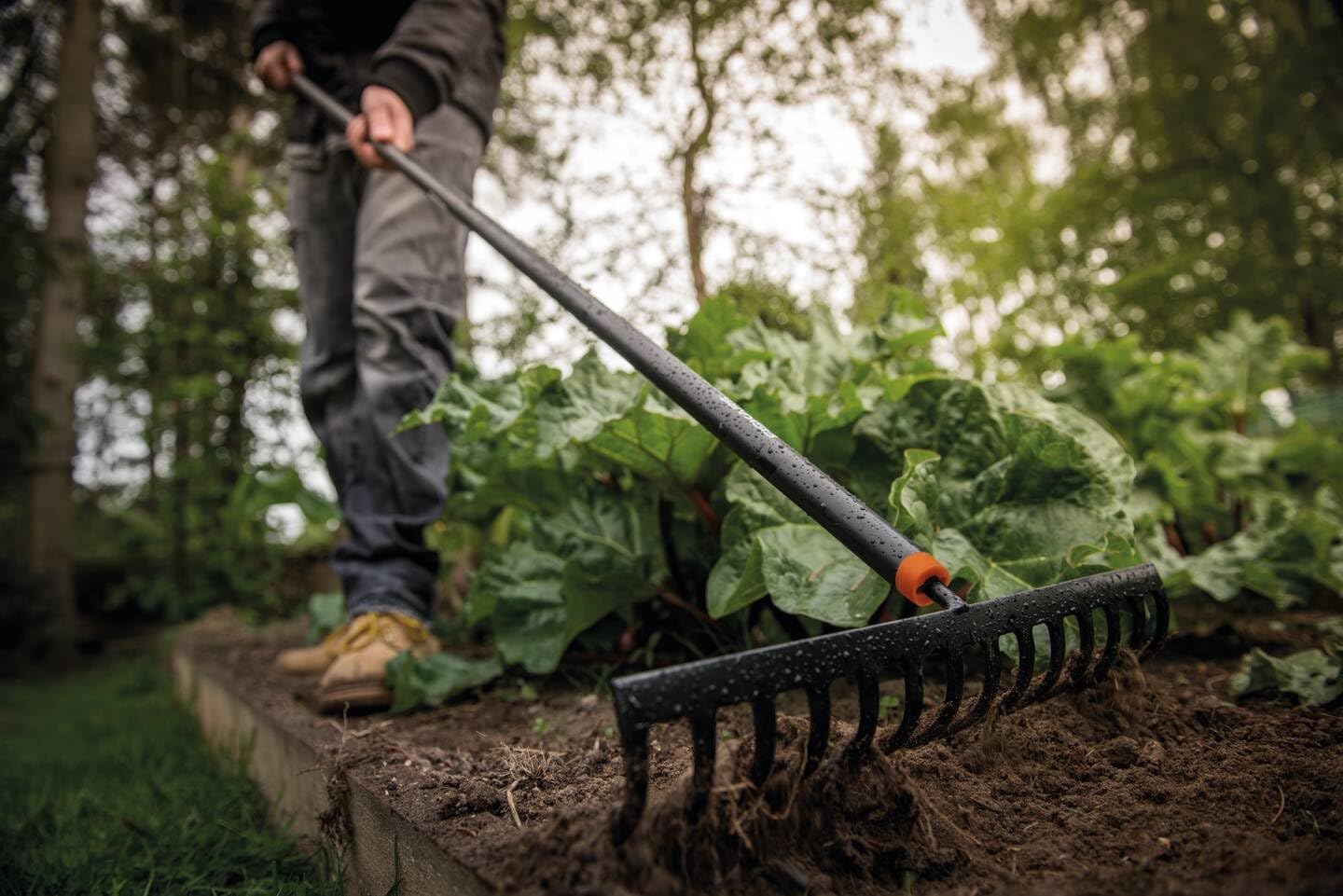 Fiskars 1016036 Curved Tooth Rake 14 Teeth Width 36 cm Hardened Carbon Steel Head / Aluminium Handle Black/Orange Solid