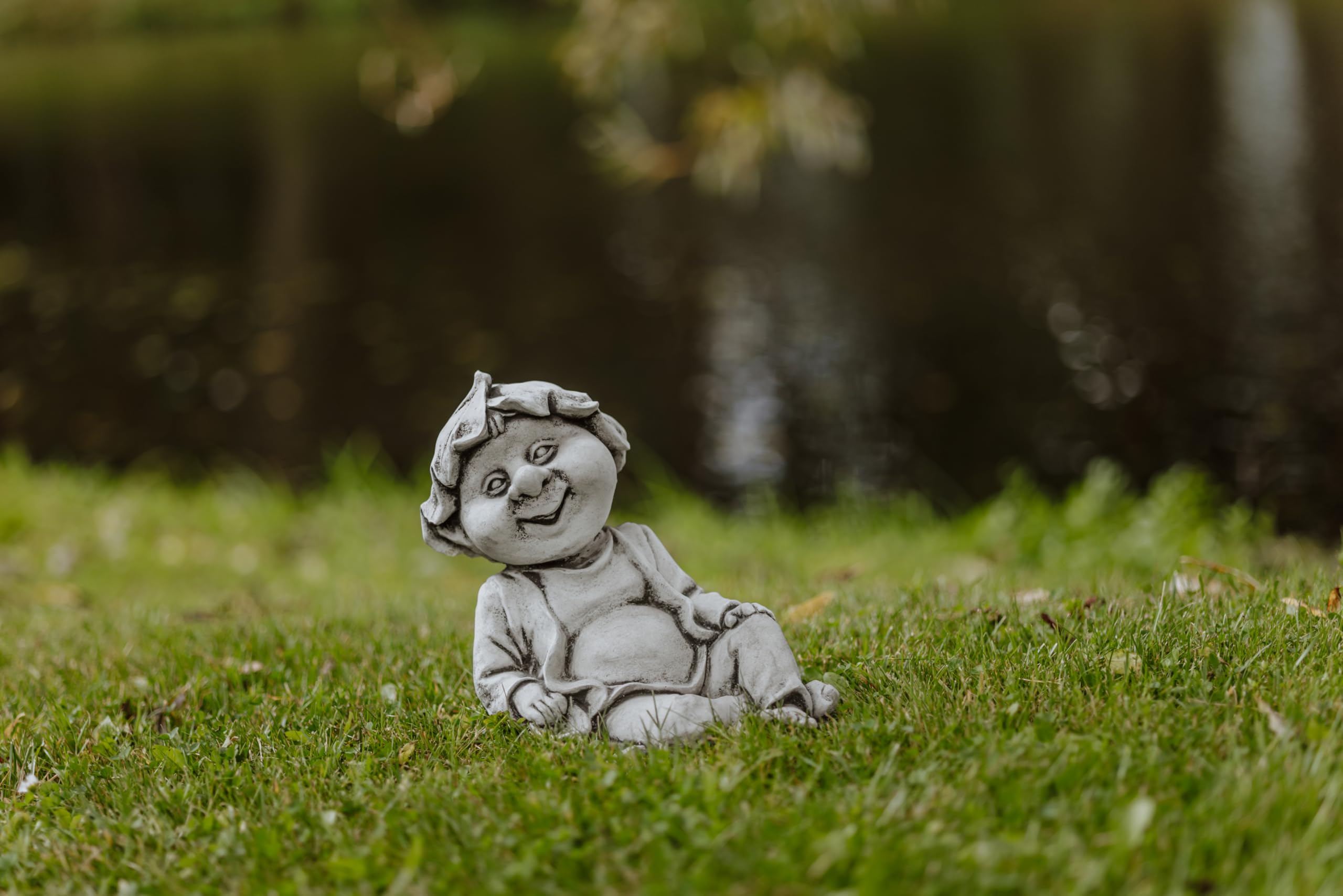 gartendekoparadies.de Steinfigur Gnom Wichtel aus Steinguss, 16 x 25 x 24 cm, Grau, 5 kg, Frostsichere Gartendekoration
