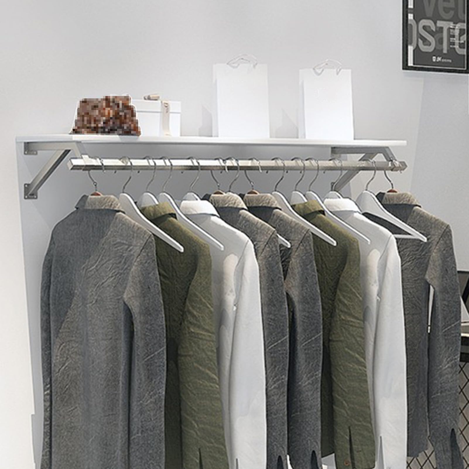 Présentoir à vêtements mural pour optimiser l'espace de votre buanderie et ranger vos vestes