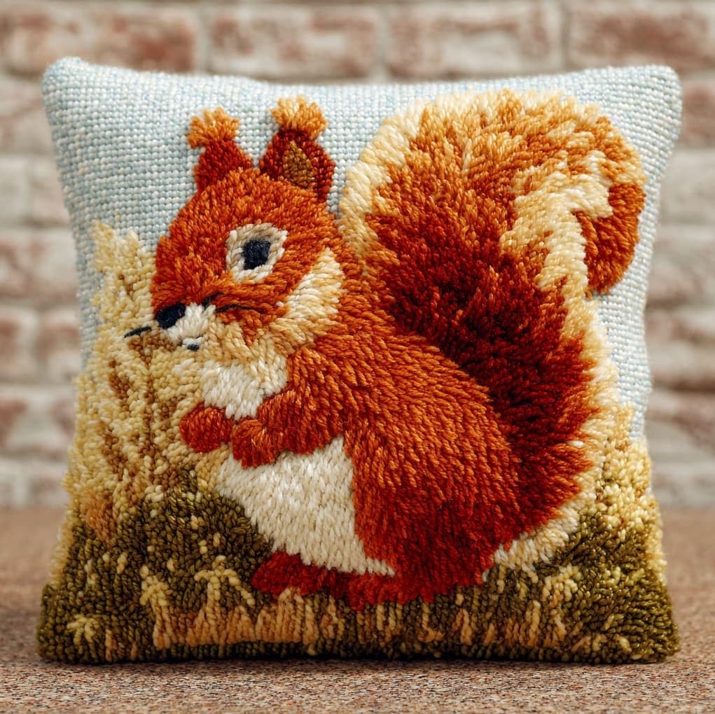 WallustrioaW Latch Hook Cushion Kits 17x17in,Cute Squirrel