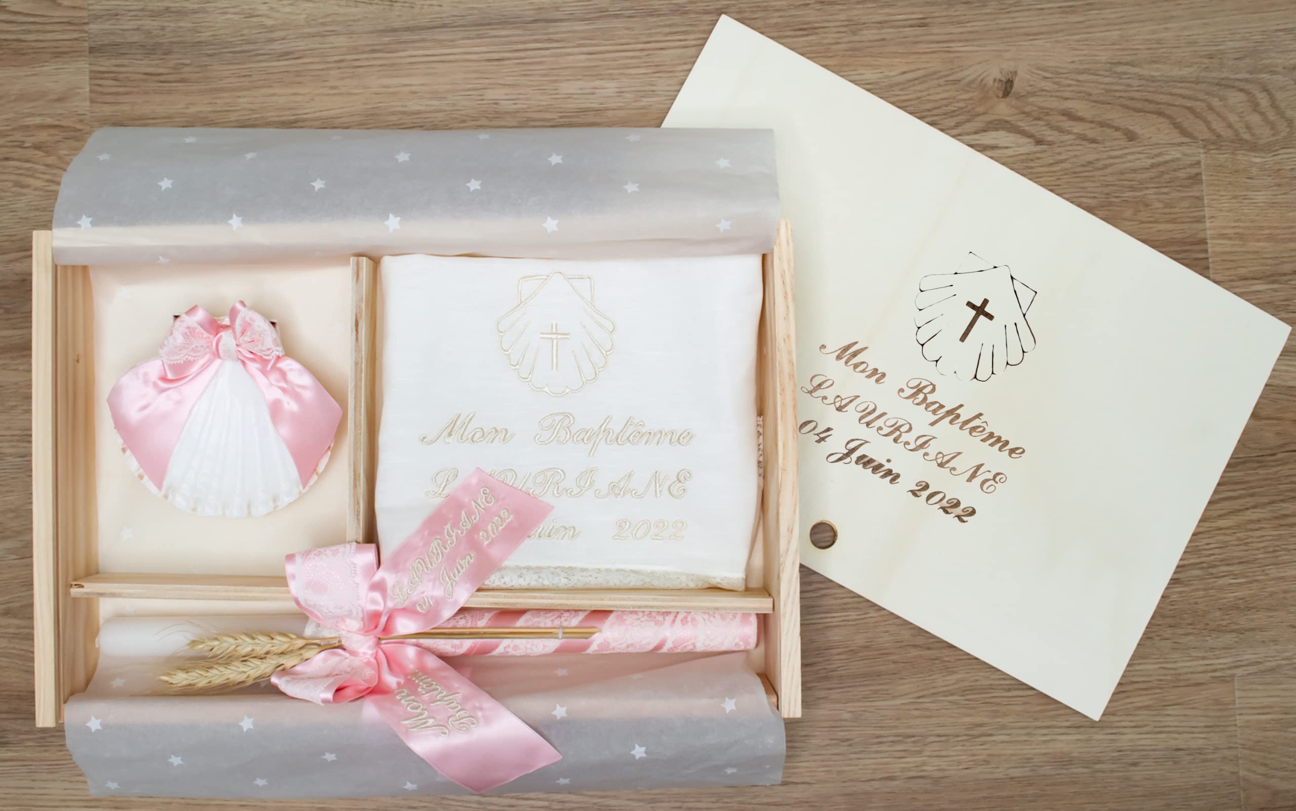 Kit de Luxe Baptême Personnalisé - Coffret Bois Cierge Mouchoir Coquille Brodés Modèle Paris Rose
