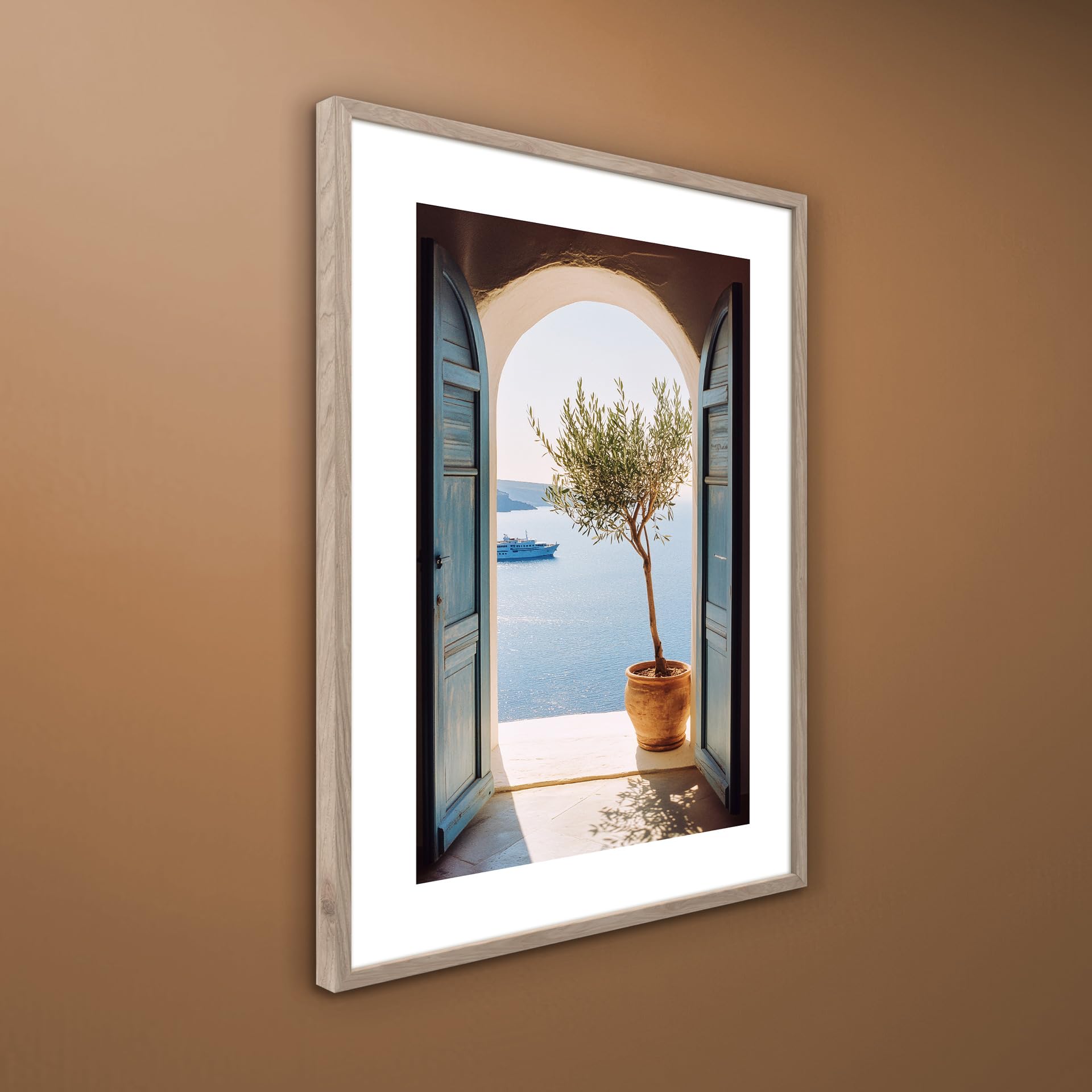 STYLER Bild Mykonos 50 x 70 cm mit Holzrahmen – Mediterraner Meerblick mit Olivenbaum – Santorini Stil Wandbild Deko Terra Verde Kollektion