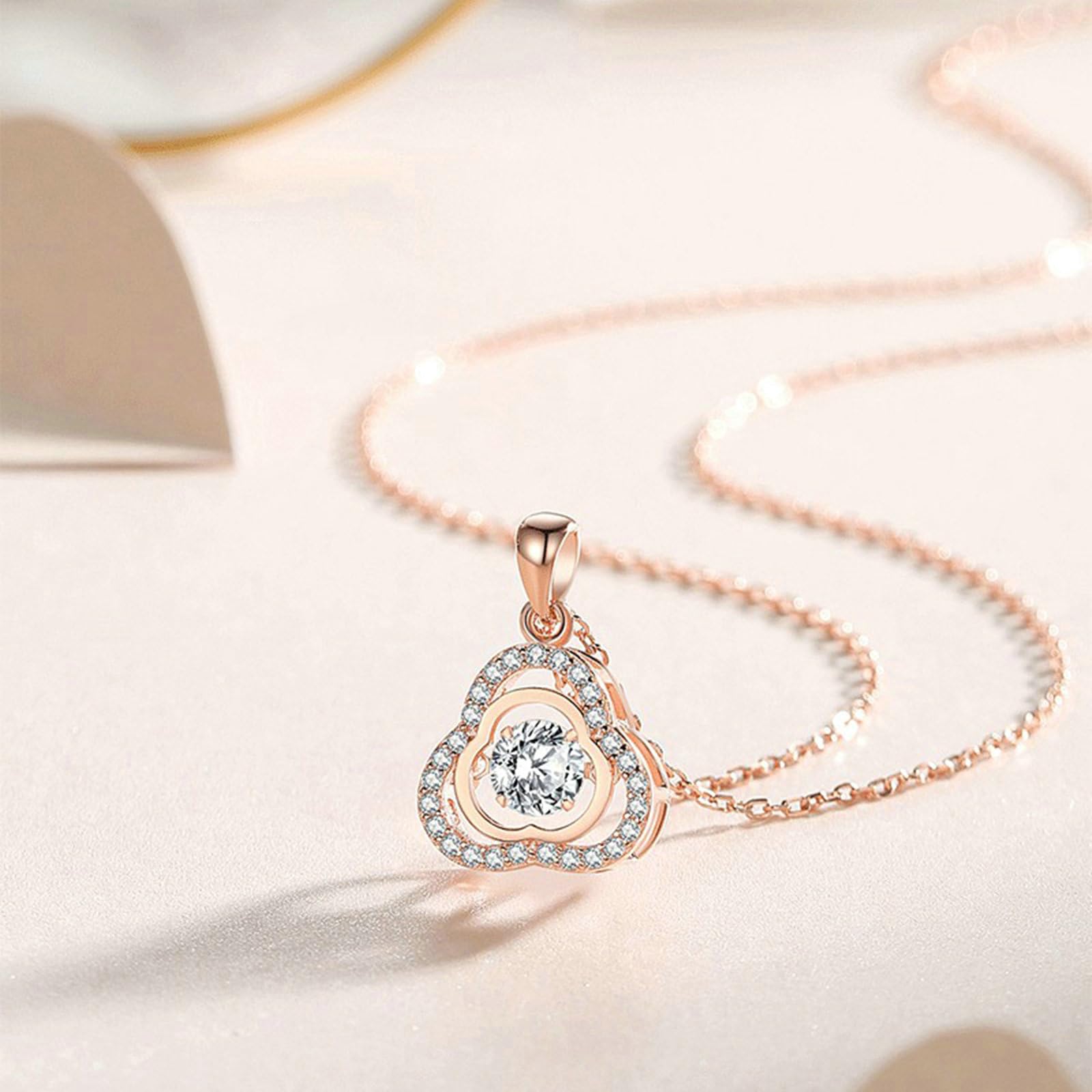 Łańcuszek damski z białego złota próby 375, 9 karatów, zawieszka charms z liściem koniczyny z topazem 5 mm, moissanit 0,5 ct i diamentowym naszyjnikiem 45 cm, na wesele