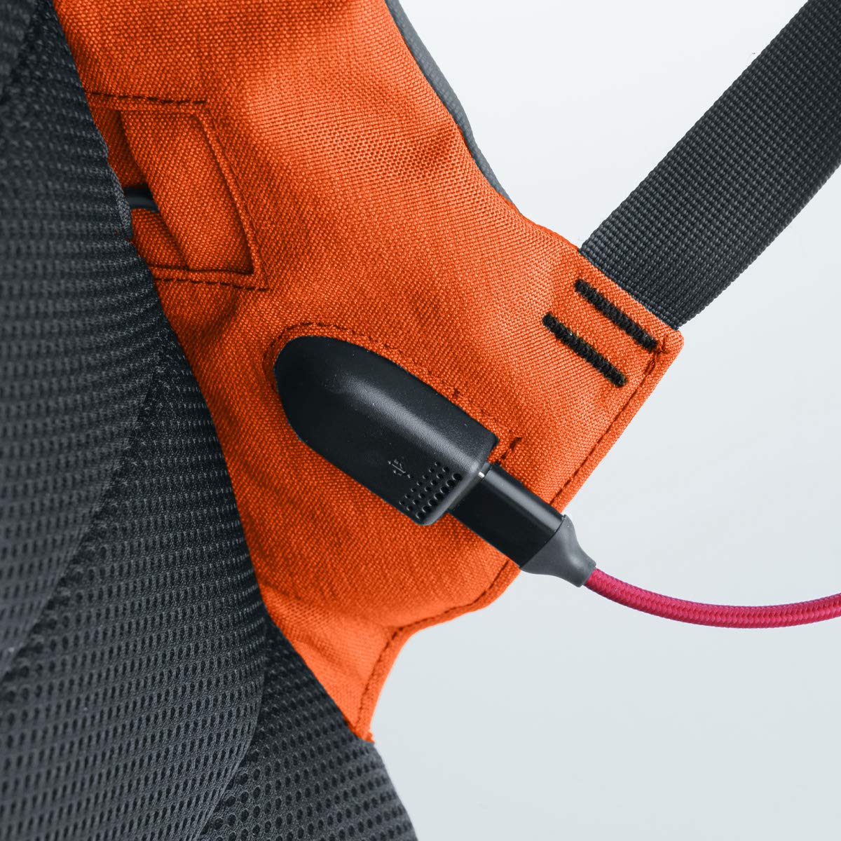 Intempo Zaino Antifurto Versatile Tekniko Big in Tessuto Idrorepellente Antistrappo, Cavo Telescopico Antifurto, Chiusura con Combinazione, Presa USB Esterna, Dimensioni 34 x 46 x 16 cm, Colore Rosso