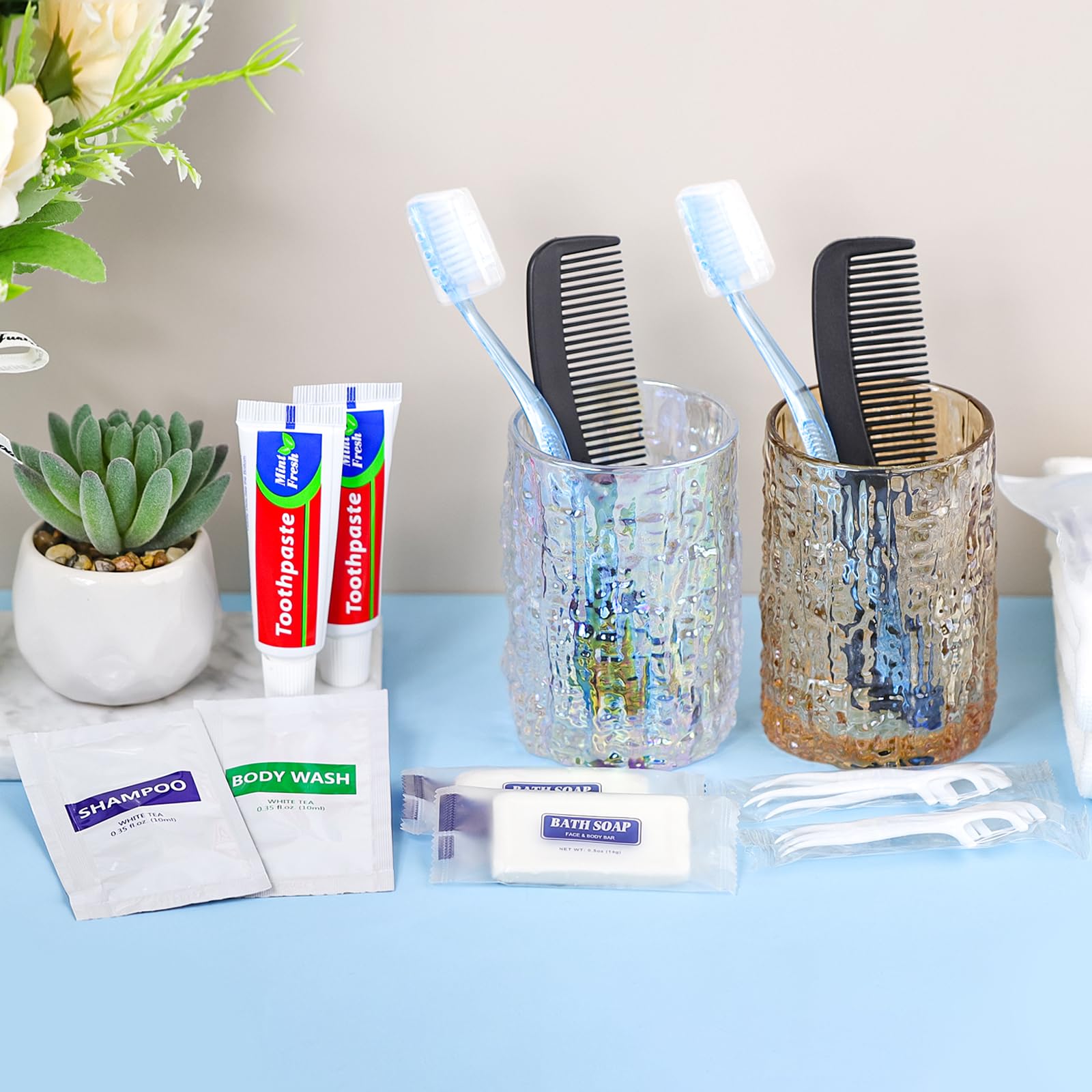 Lot de 50 kits d'hygiène en vrac pour sans-abri, trousse de toilette de base, fournitures de toilette jetables en vrac, brosses à dents jetables avec dentifrice et peigne emballés