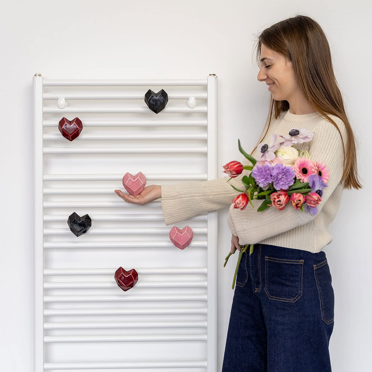 Letshelter Appendino in ceramica per scaldasalviette e termoarredo a forma di cuore nero realizzato artigianalmente in Italia - Si installa direttamente al radiatore