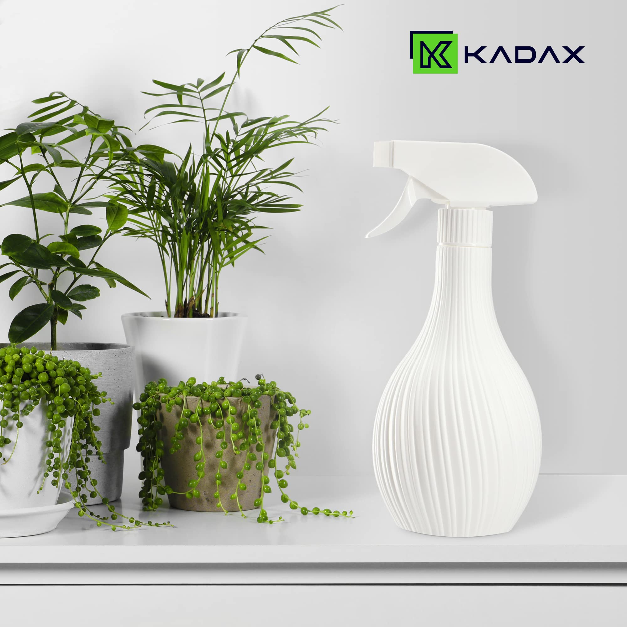 KADAX Ręczny spryskiwacz z tworzywa 600 ml, biały, do podlewania roślin, zraszania kwiatów, prac ogrodowych, sprzątania i użytku fryzjerskiego, kulisty ergonomiczny zbiornik