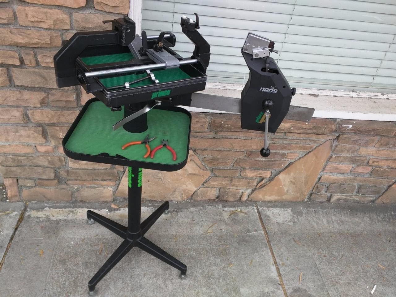 Prince NEOS 1000 Stringing Machine