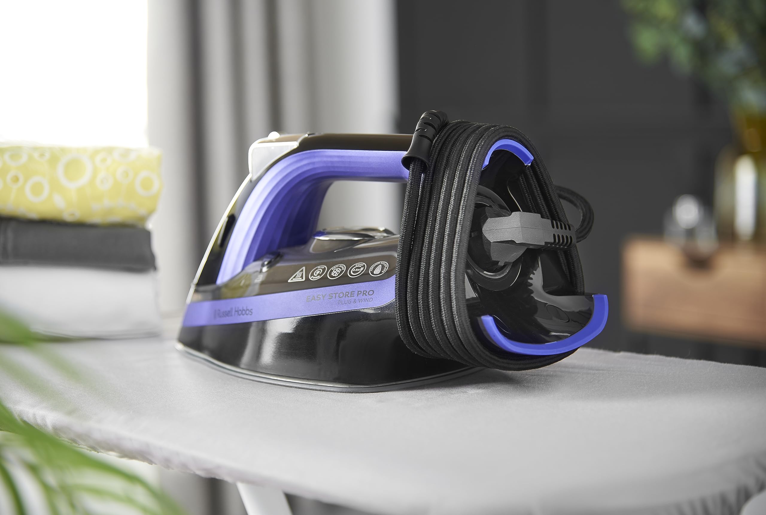 Russell Hobbs Plancha de Ropa Easy Store PRO, Cable Enrollable y Clavija se Encaja en Base para Guardar, 2400 W, Suela Cerámica, Golpe Vapor 200 g, Ajuste Automático Temperatura según Tejido,26731-56