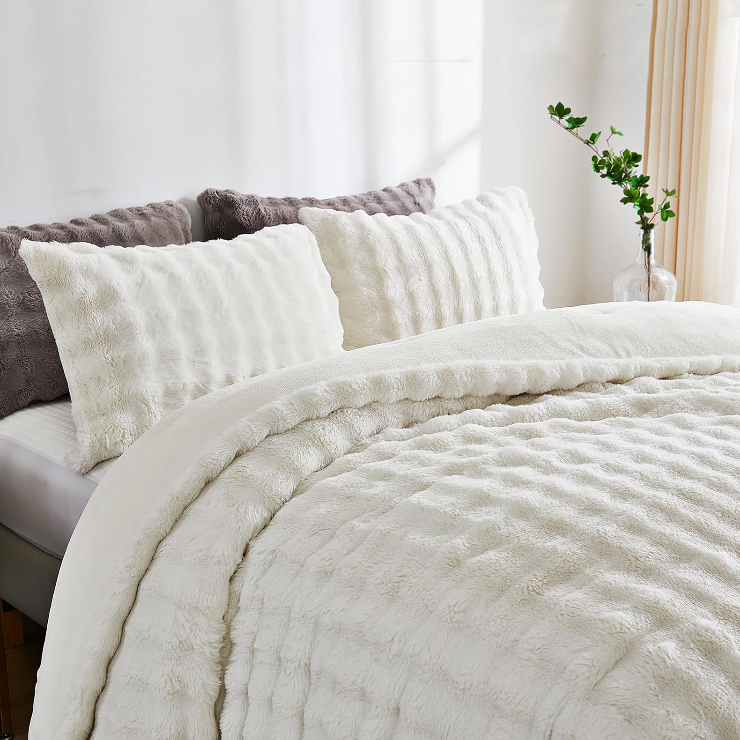 Bedbay Rabbit Faux Fur White Comforter Set Queen Size Plush Fluffy Comforter Winter Bedding Set Soft Cozy Warm Winter Quilts Queen Size Smoofy Velvet Bubble Fur Fuzzy Comforter Luxury Bedding 3 Pcs White Queen