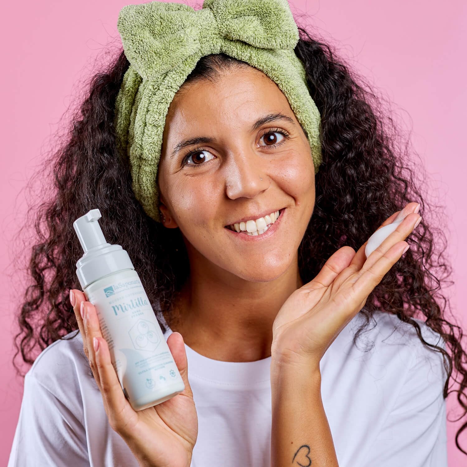 La Saponaria | Mousse detergente bio viso Mirtilla, Ingredienti naturali e sostenibili, Acqua costituzionale di Mirtillo nero, rigenerante e antiossidante, Acido Ialuronico, Calendula, 150ml