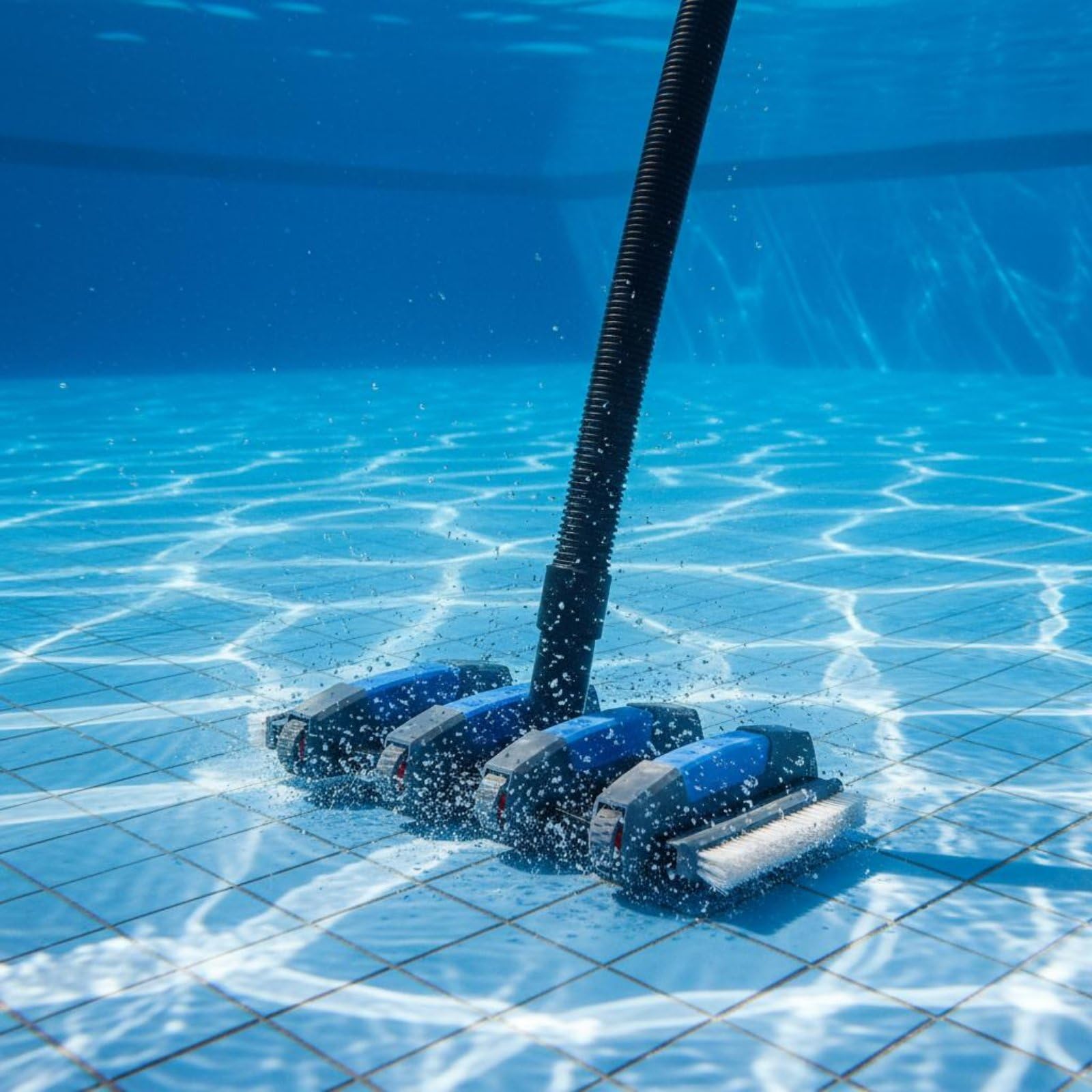 Tête de Brosse de Nettoyage de Piscine Aspirateur Brosse Suceur roulettes Connexion d'Aspiration Stable et Maintien sur Parois et Fond Adaptée à Piscines Enterrées Spas Extérieurs