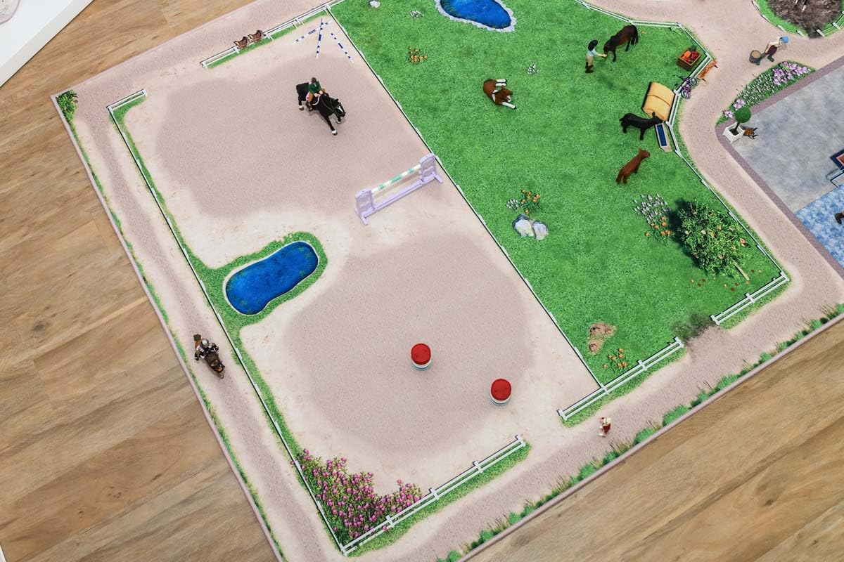 tappeto da gioco per cameretta con maneggio, campo di equitazione e scuderie. Ideale per piccoli amanti dei cavalli, compatibile con Schleich® e Playmobil®. 160 × 120 cm